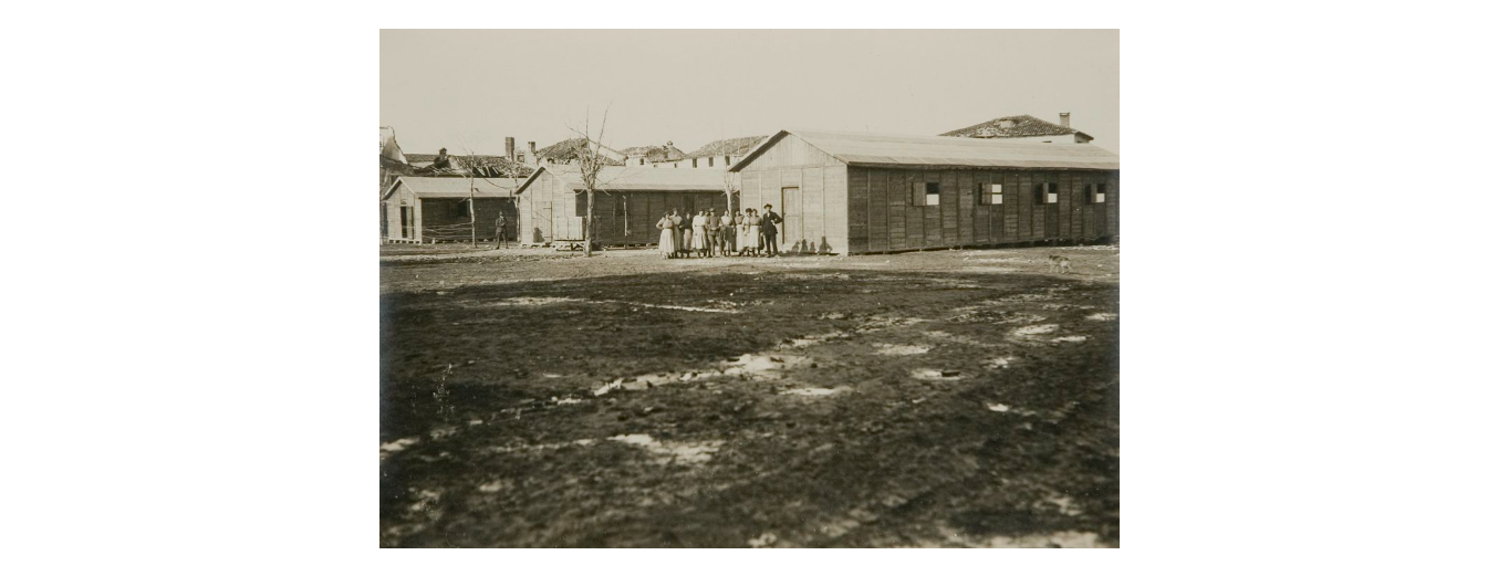Fotografo non identificato, baracche tipo "Americano", 1919, gelatina ai sali d'argento, 12x17 cm, PV000342