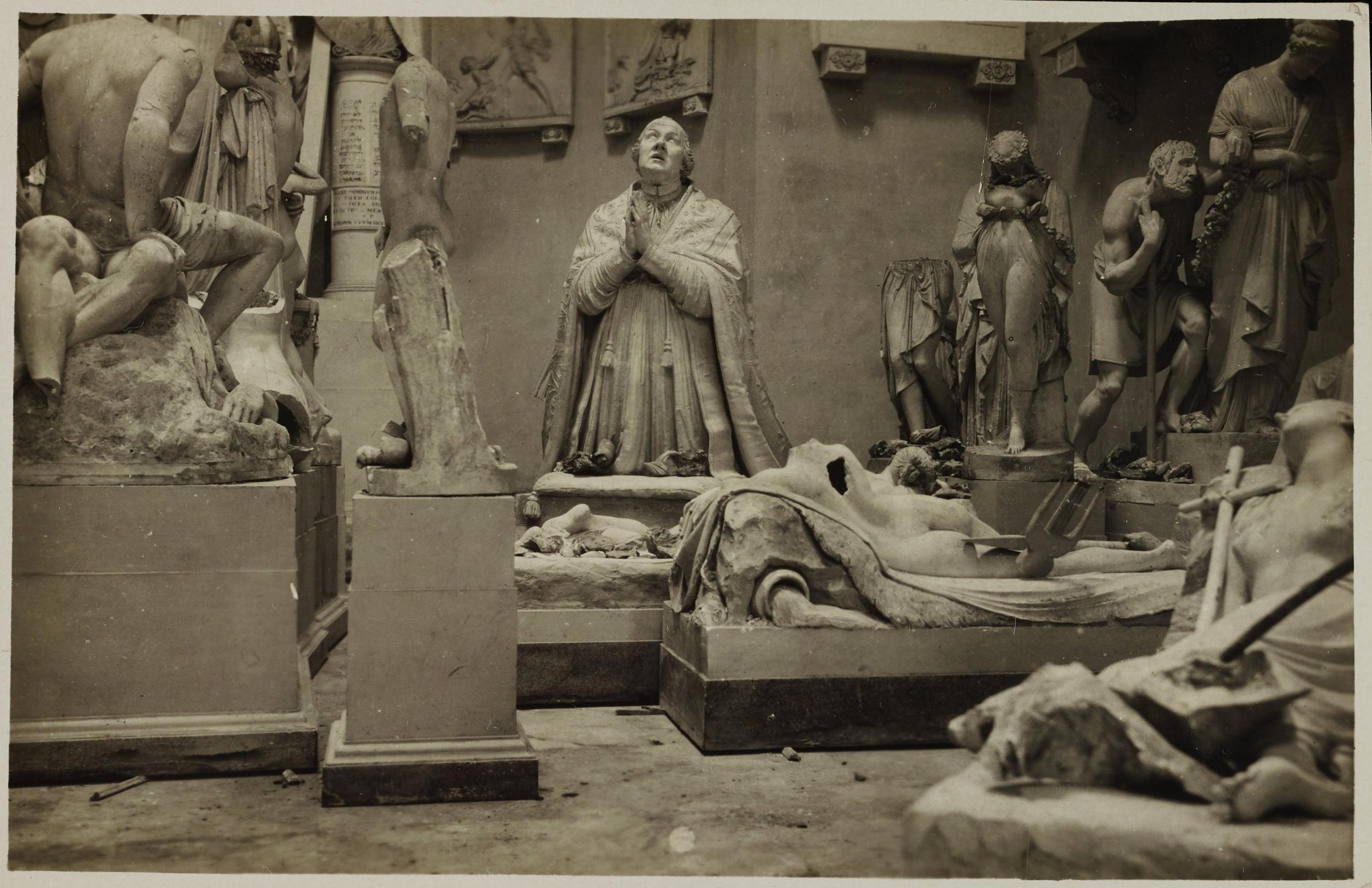 Fotografo non identificato, Possagno - Museo Canova, Gipsoteca, interno dopo i bombardamenti, gelatina ai sali d'argento, MPI306553