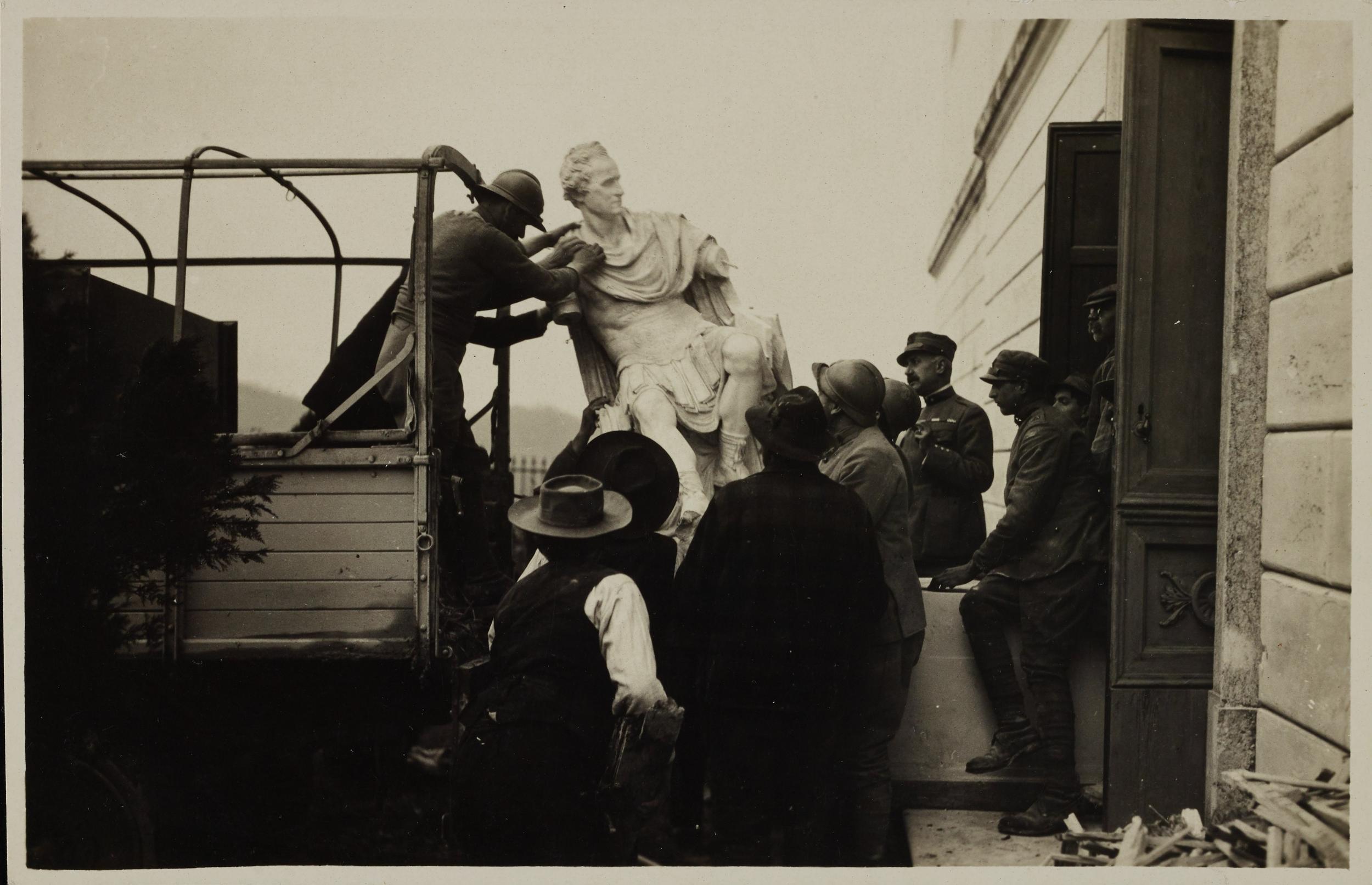 Fotografo non identificato, Possagno - Museo Canova, Gipsoteca, trasporto della statua di George Washington dopo i bombardamenti, gelatina ai sali d'argento, MPI306557