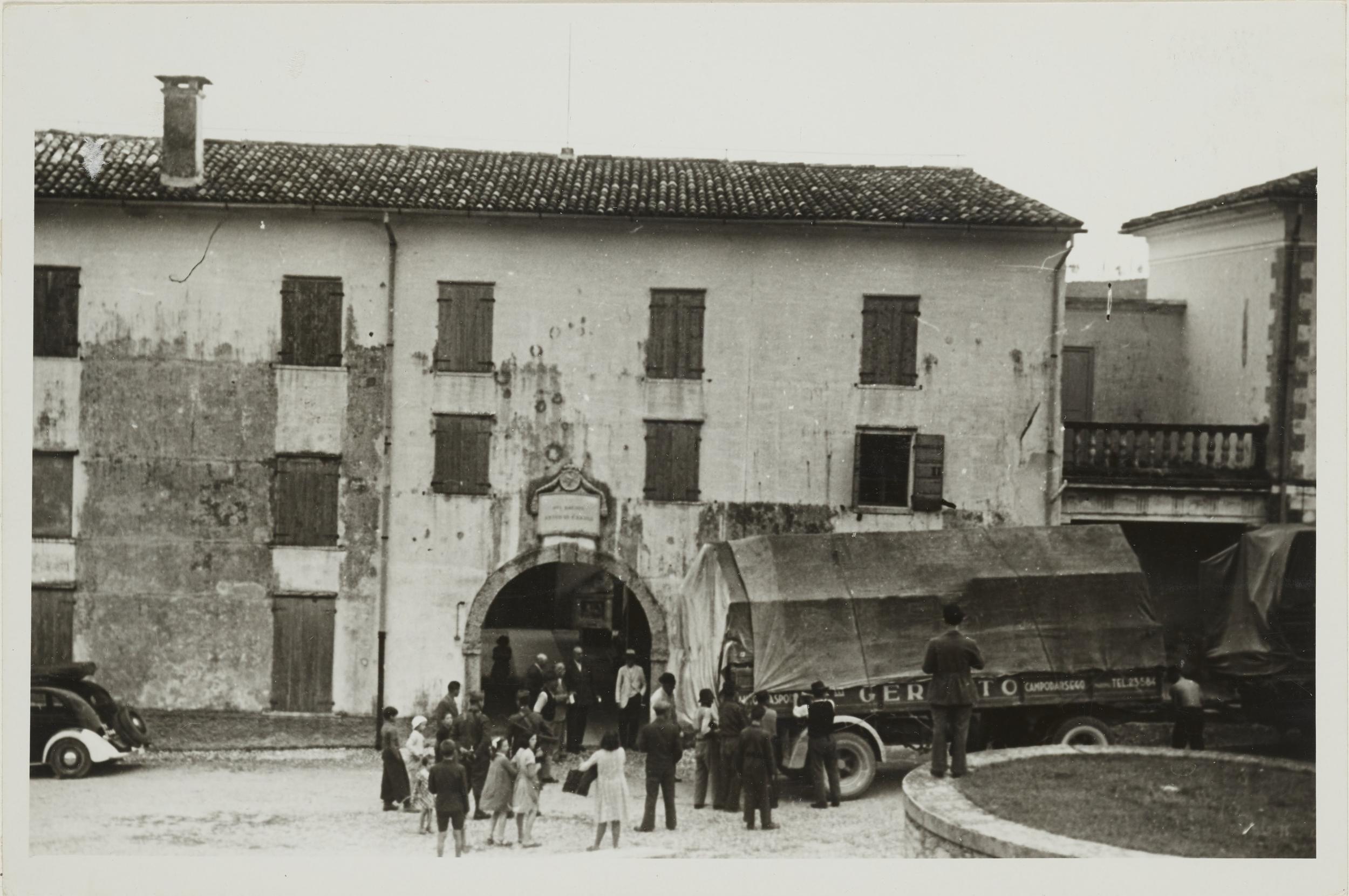 Fotografo non identificato, Possagno - Museo Canova, Gipsoteca, trasporto di opere d'arte, gelatina ai sali d'argento, MPI6105642