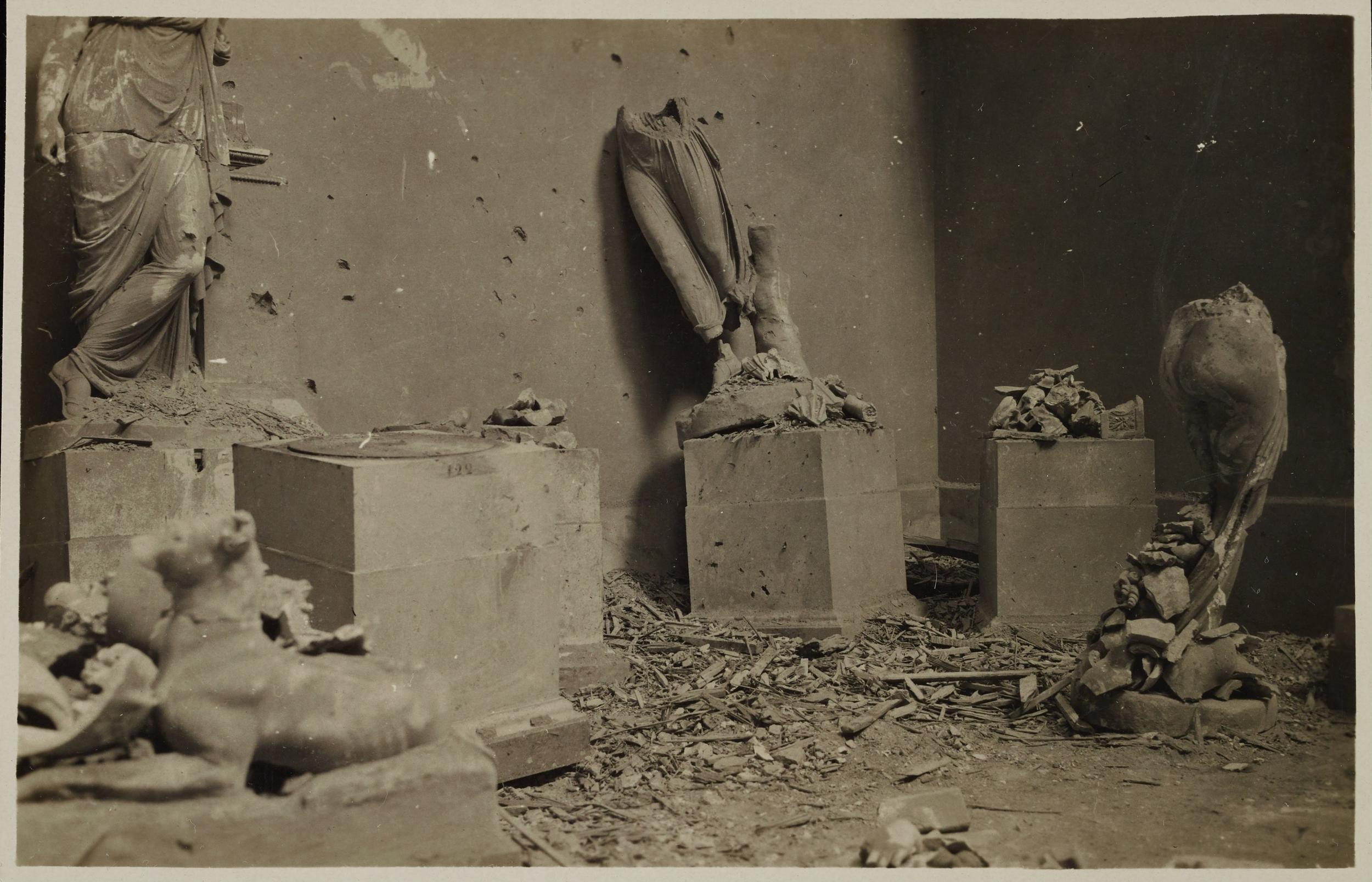 Fotografo non identificato, Possagno - interno della Gipsoteca dopo i bombardamenti, le opere, gelatina ai sali d'argento, MPI6023201