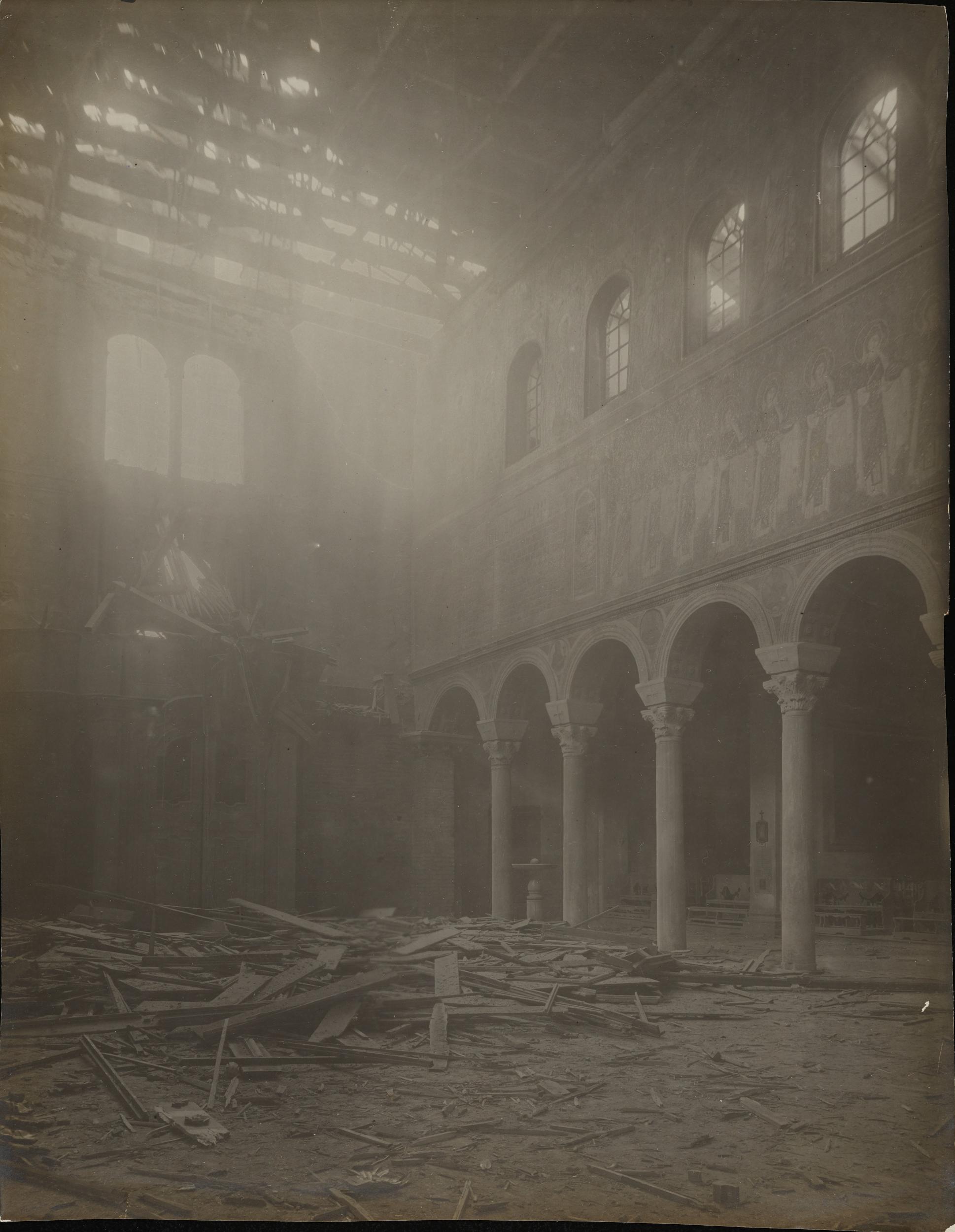 Fotografo non identificato, Ravenna - Basilica di S. Apollinare Nuovo, navata centrale dopo i bombardamenti, gelatina ai sali d'argento, MPI6088611