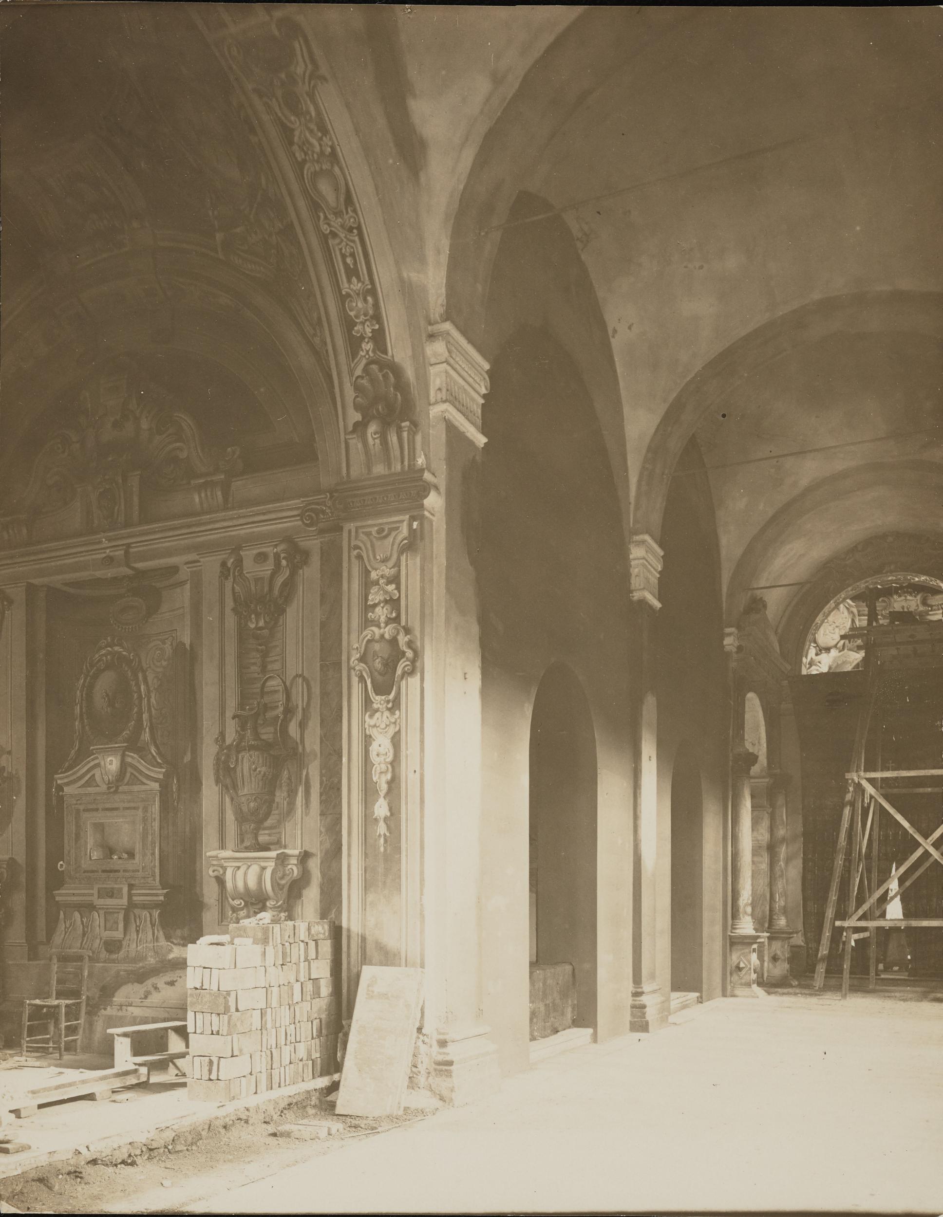 Fotografo non identificato, Ravenna - Chiesa di S.Apollinare Nuovo, interno, protezioni antibelliche, gelatina ai sali d'argento, MPI303887