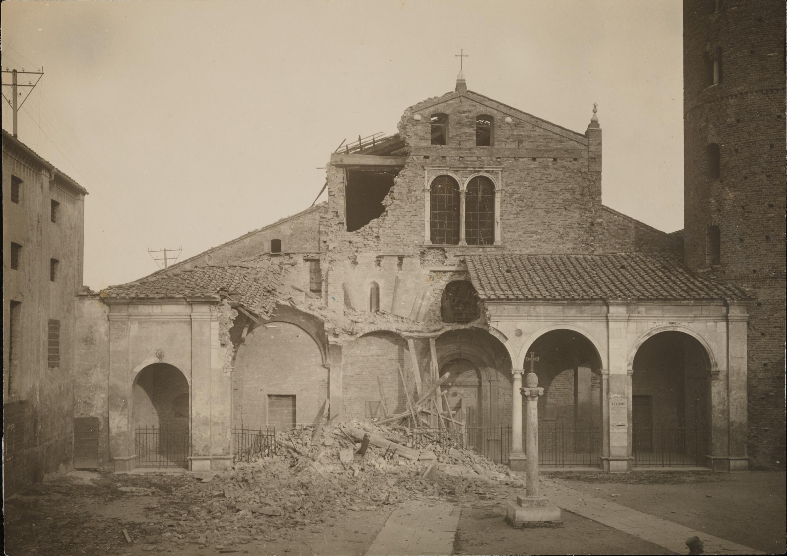 Fotografo non identificato, Ravenna - Chiesa di S. Apollinare Nuovo, facciata, dopo i bombardamenti aerei, gelatina ai sali d'argento, MPI303885