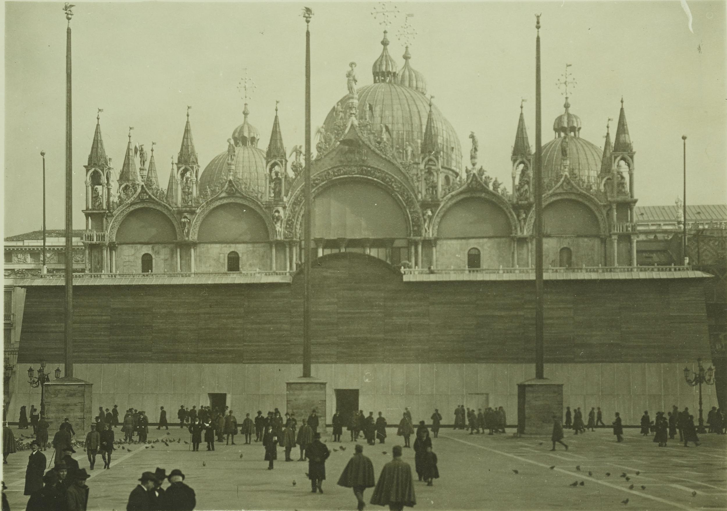 Fotografo non identificato, Venezia - Basilica di S. Marco, facciata, protezione anti bellica, 1915-1918, gelatina ai sali d'argento, MPI153026