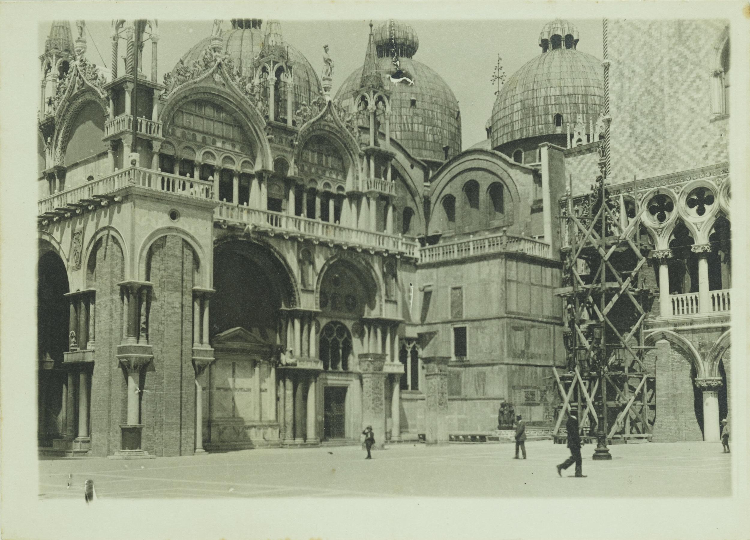 Fotografo non identificato, Venezia - Basilica di S. Marco, facciata, protezione anti bellica, gelatina ai sali d'argento, MPI153199