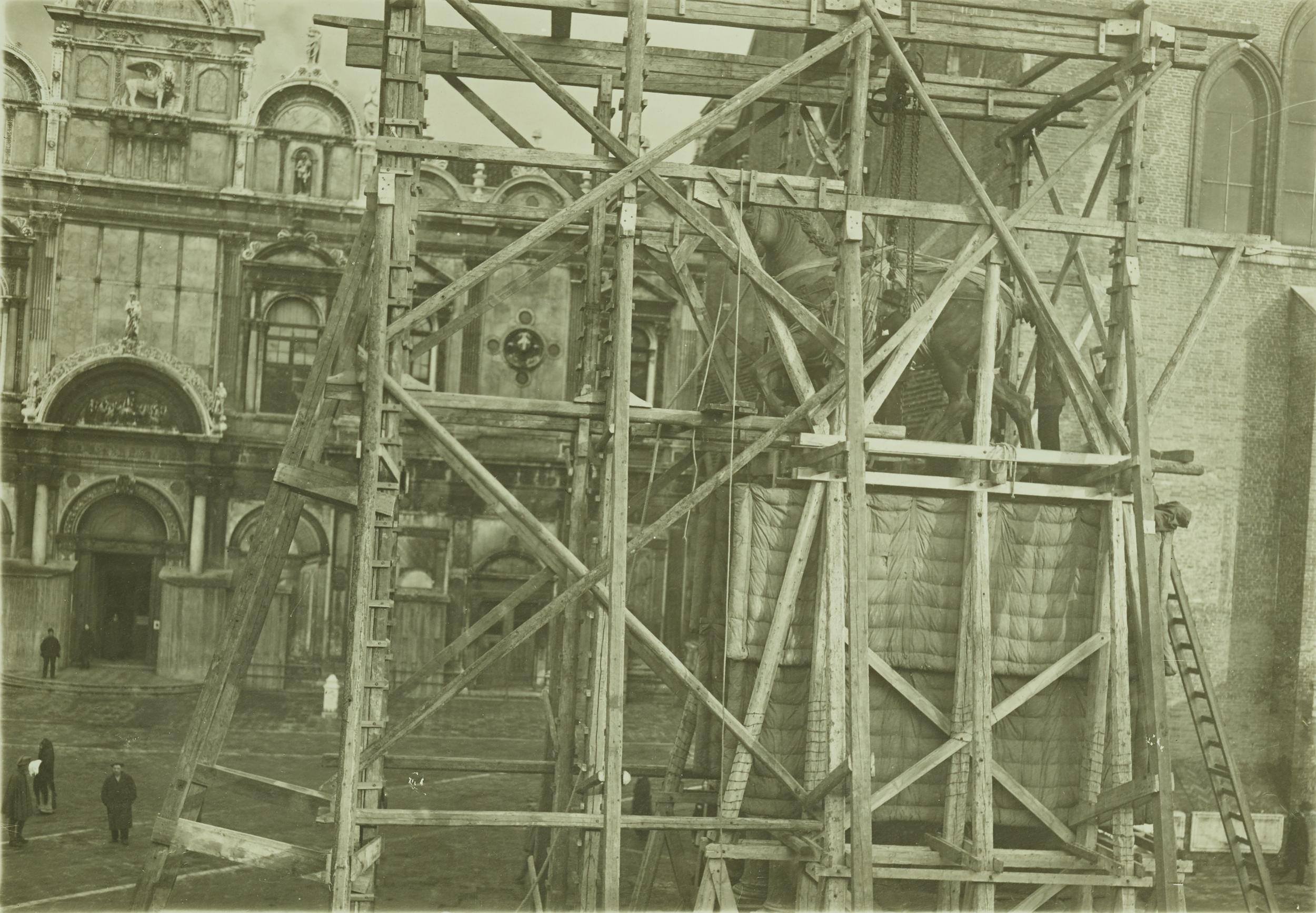 Fotografo non identificato, Venezia - Monumento a Bartolomeo Colleoni, costruzione delle protezioni durante la prima guerra mondiale, gelatina ai sali d'argento, MPI6077717