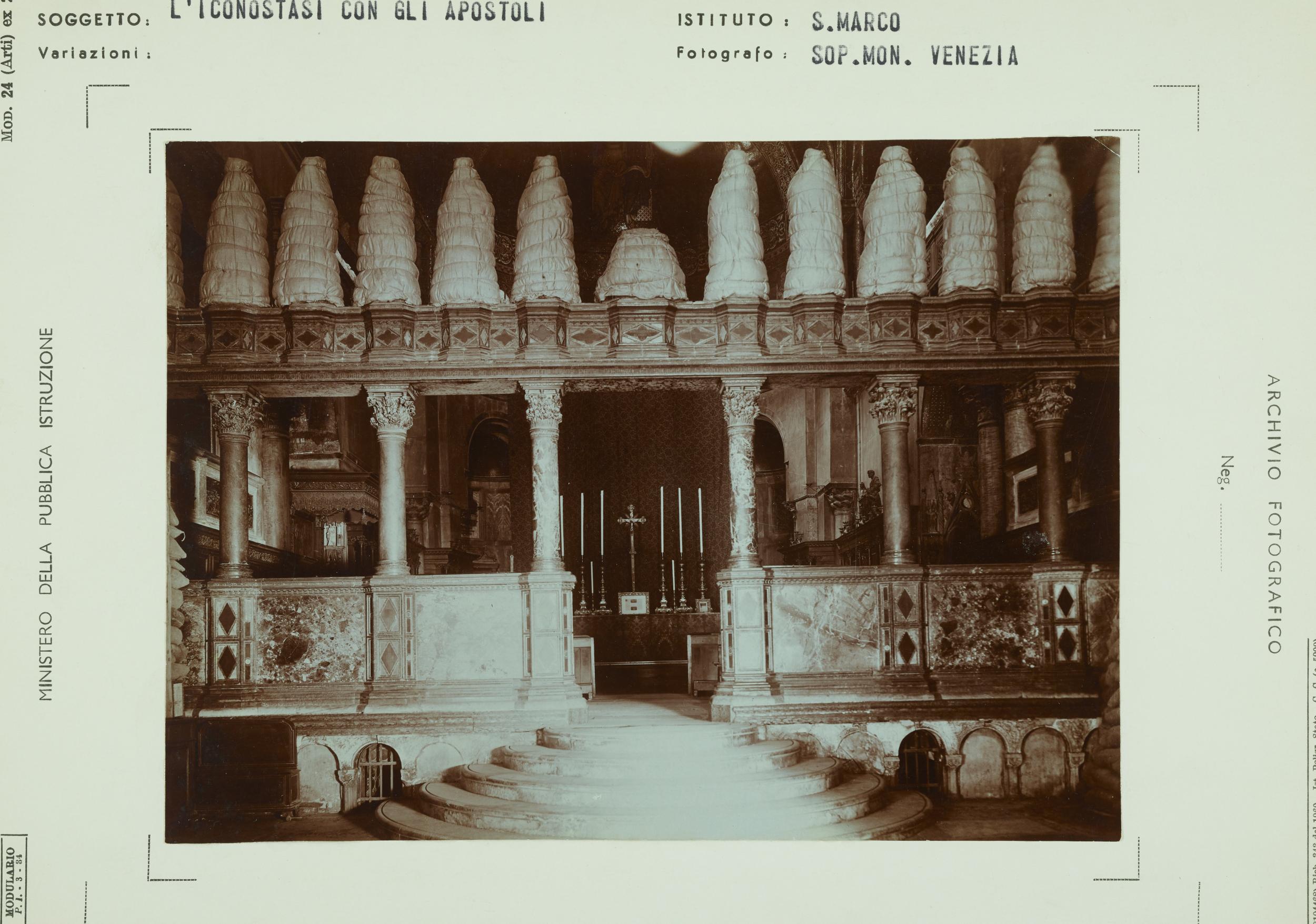 Fotografo non identificato, Venezia - Basilica di S. Marco, interno, protezione anti bellica, aristotipo, MPI153222