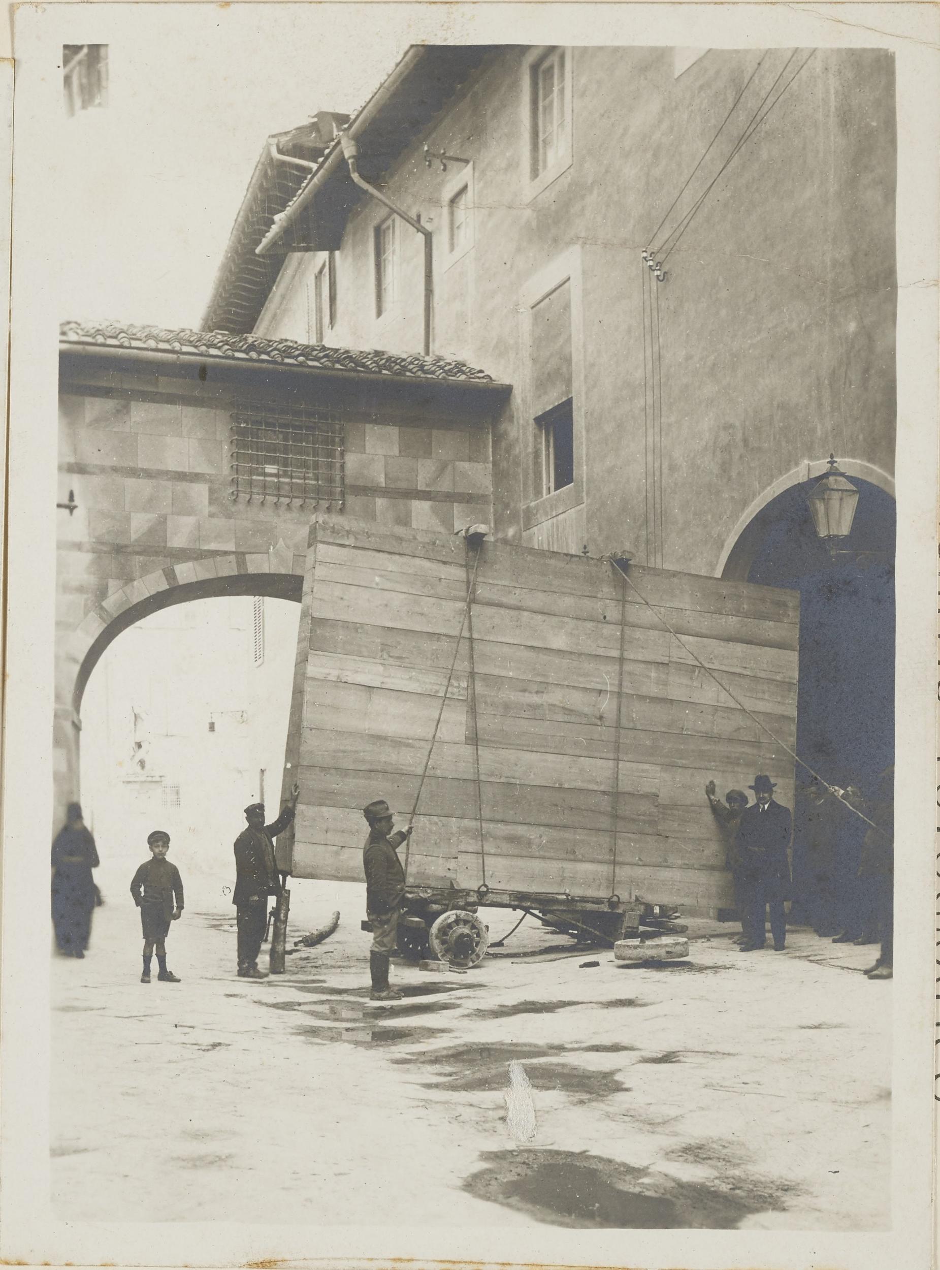 Fotografo non identificato, Pisa - trasporto dell'Assunta di Tiziano, gelatina ai sali d'argento, MPI323636