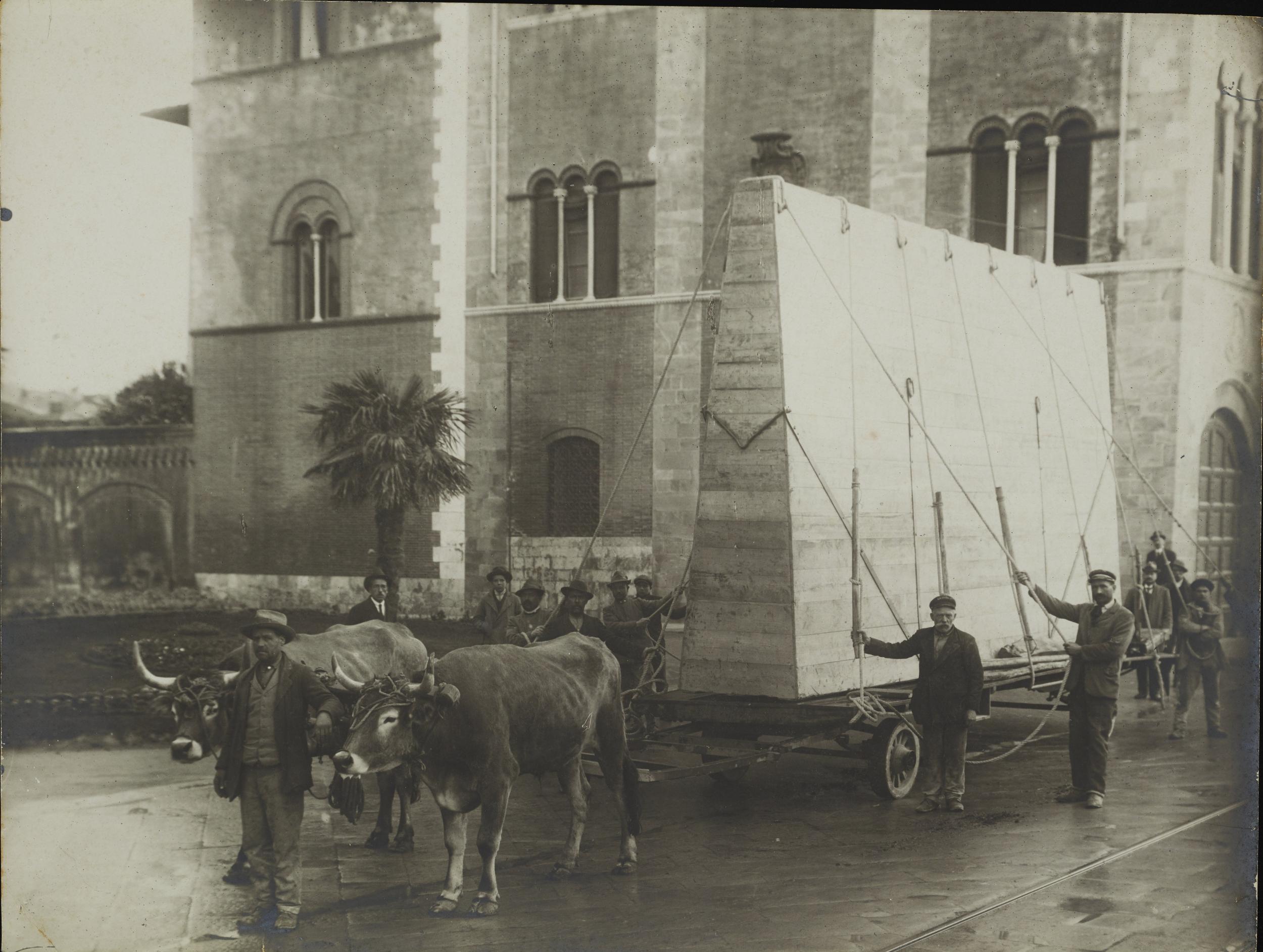 Fotografo non identificato, Pisa - trasporto dell'Assunta di Tiziano sul Lungarno Mediceo, gelatina ai sali d'argento, MPI306773