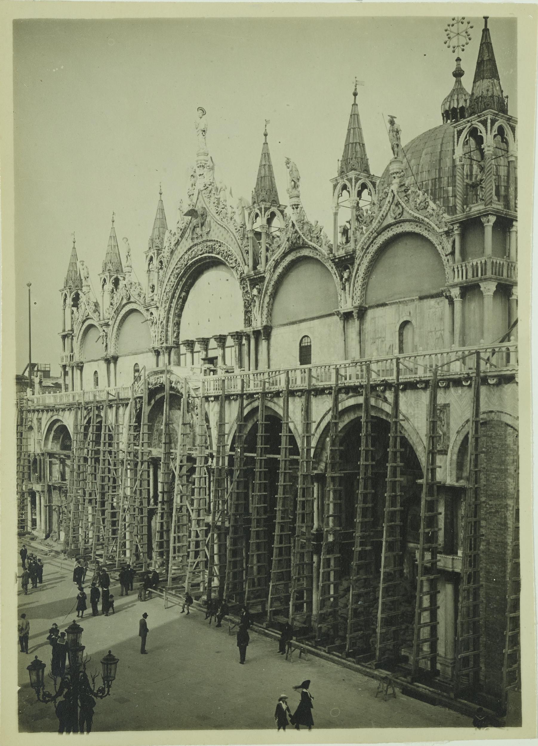 Fotografo non identificato, Venezia - Basilica di S. Marco, facciata, protezione anti bellica, gelatina ai sali d'argento, MPI153022