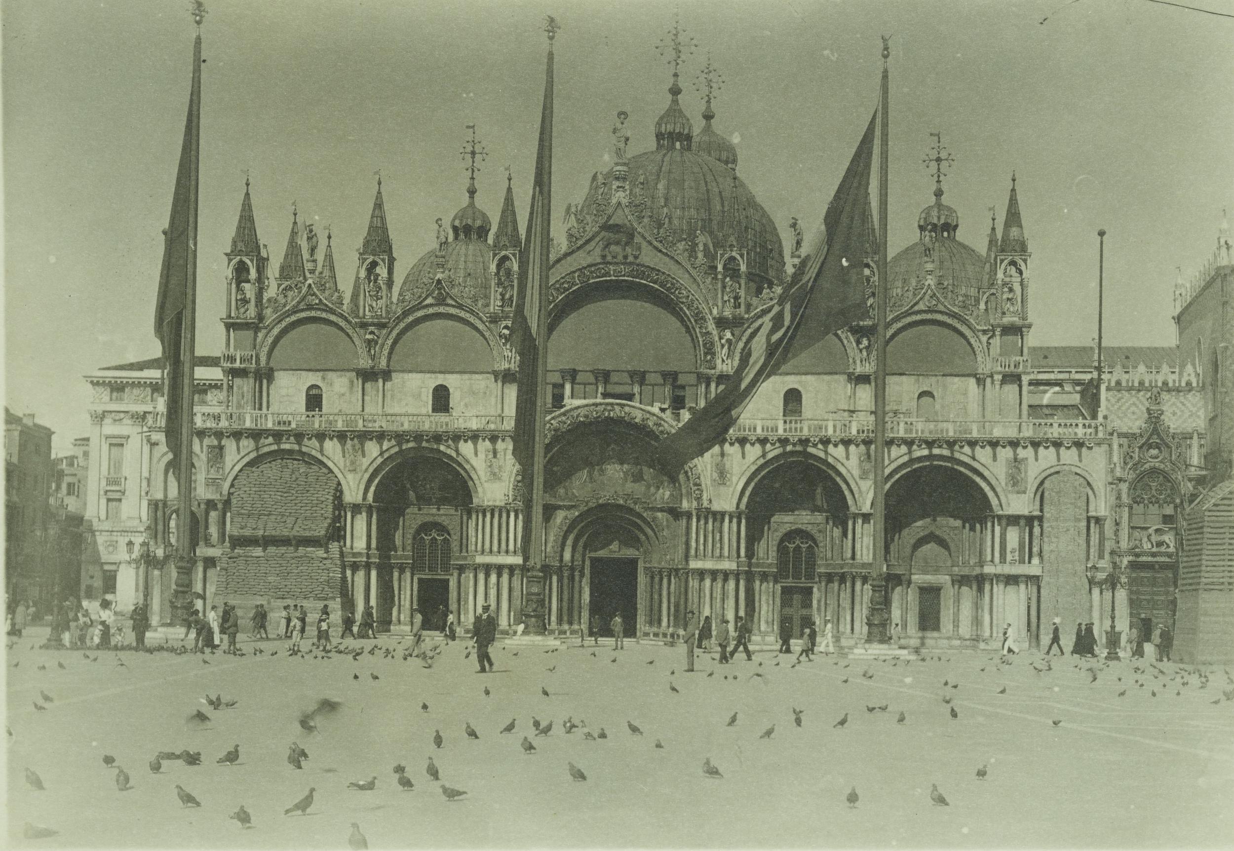 Fotografo non identificato, Venezia - Basilica di S. Marco, facciata, protezione anti bellica, gelatina ai sali d'argento, MPI153203