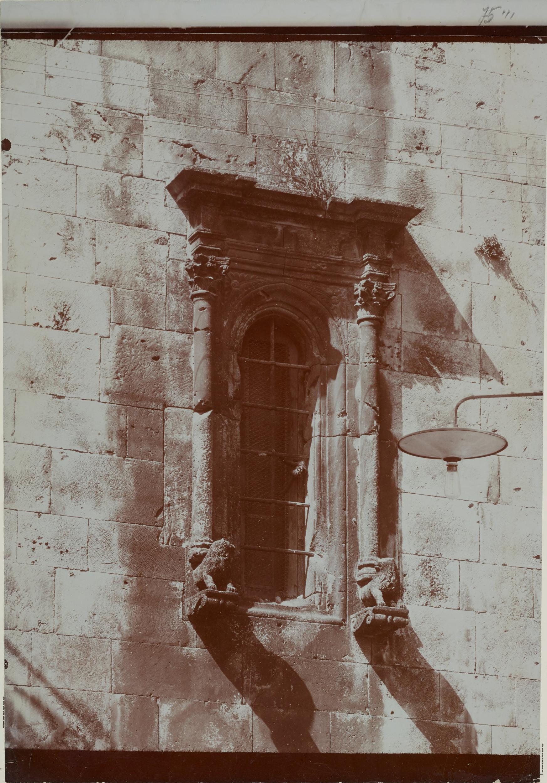 Fotografo non identificato, Acquaviva delle Fonti - Cattedrale, monofora del campanile, 1901-1925, gelatina ai sali d'argento/carta, MPI130127