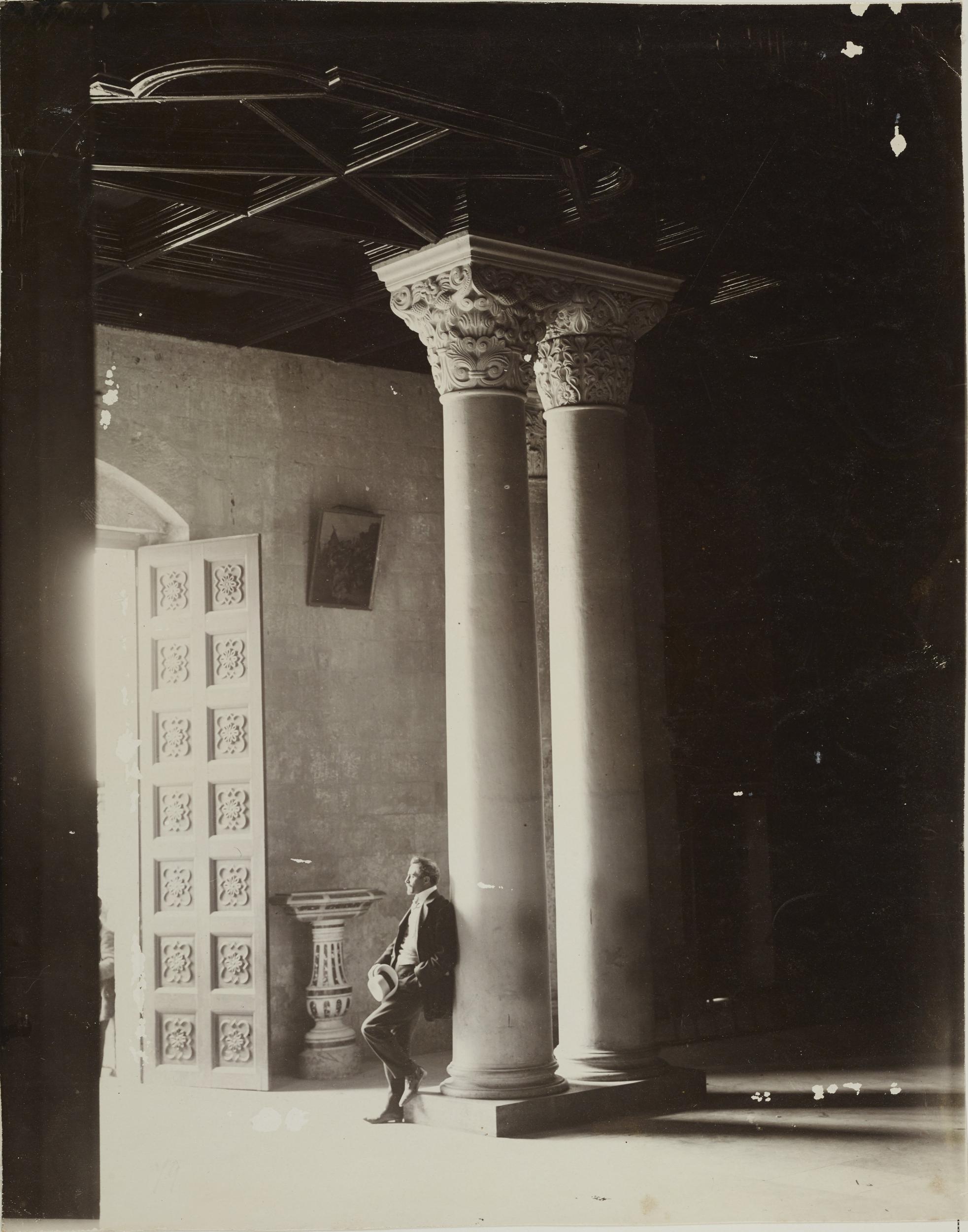 Fotografo non identificato, Acquaviva delle Fonti - Cattedrale, capitelli su colonne linate, 1901-1925, gelatina ai sali d'argento/carta, MPI130128
