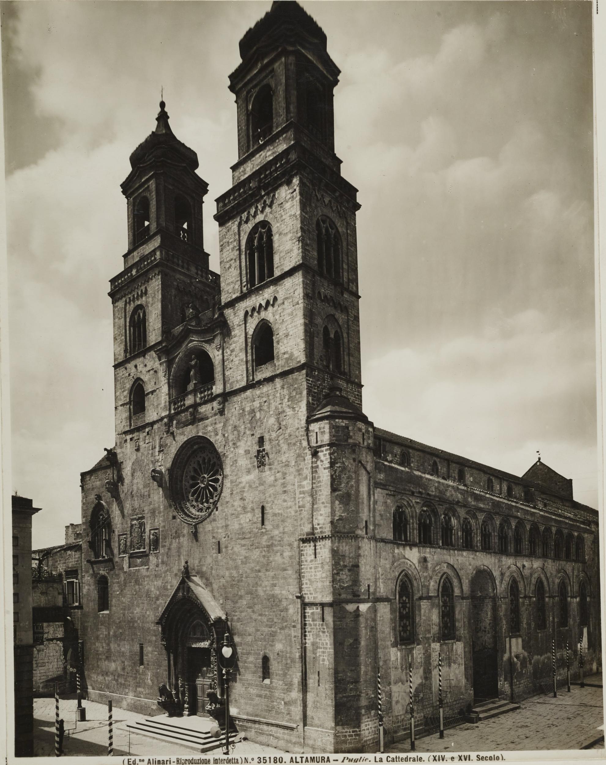 Fratelli Alinari, Altamura - Cattedrale di S. Maria Assunta, facciata e fianco della cattedrale, 1951-2000, gelatina ai sali d'argento/carta, MPI130822