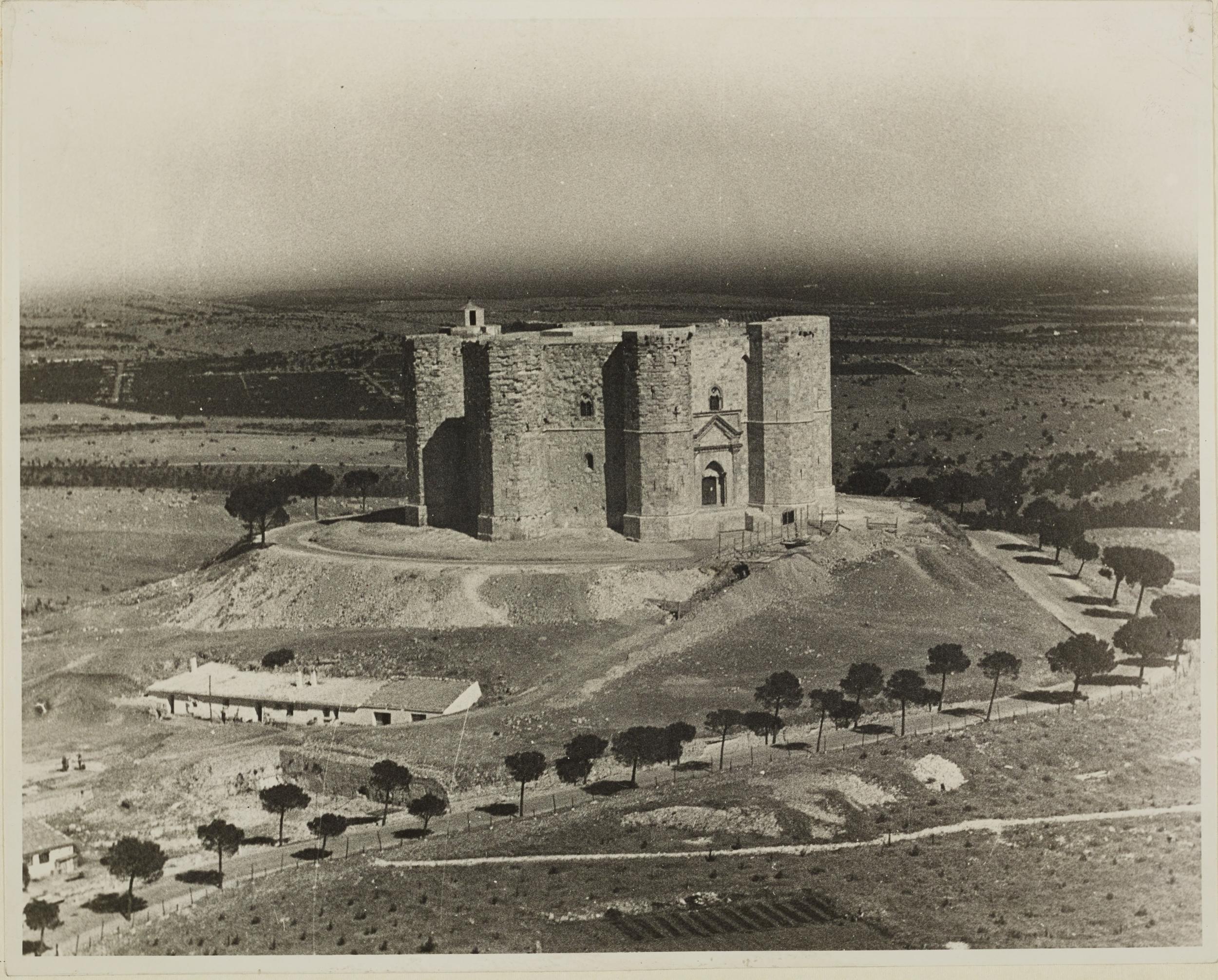 Fotografo non identificato, Andria, Castel del Monte - Veduta aerea del castello, 1951-2000, gelatina ai sali d'argento/carta, MPI131885