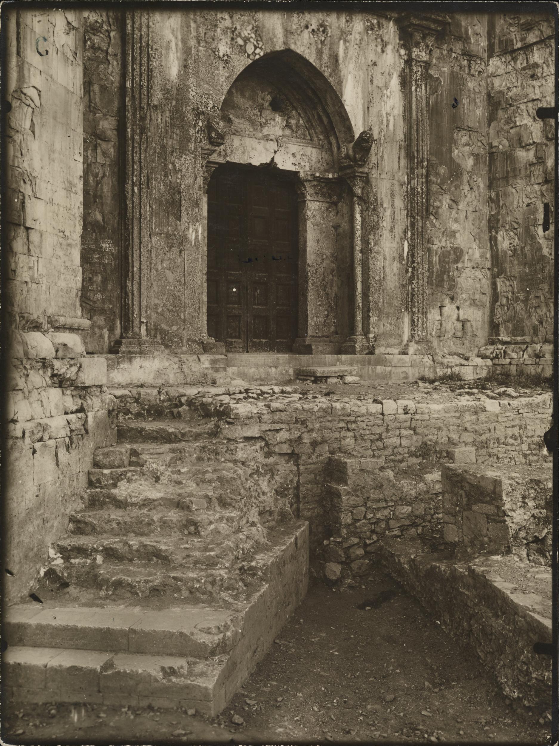 Fotografo non identificato, Andria, Castel del Monte - Prospetto, particolare, 1951-2000, gelatina ai sali d'argento/carta, MPI6016724
