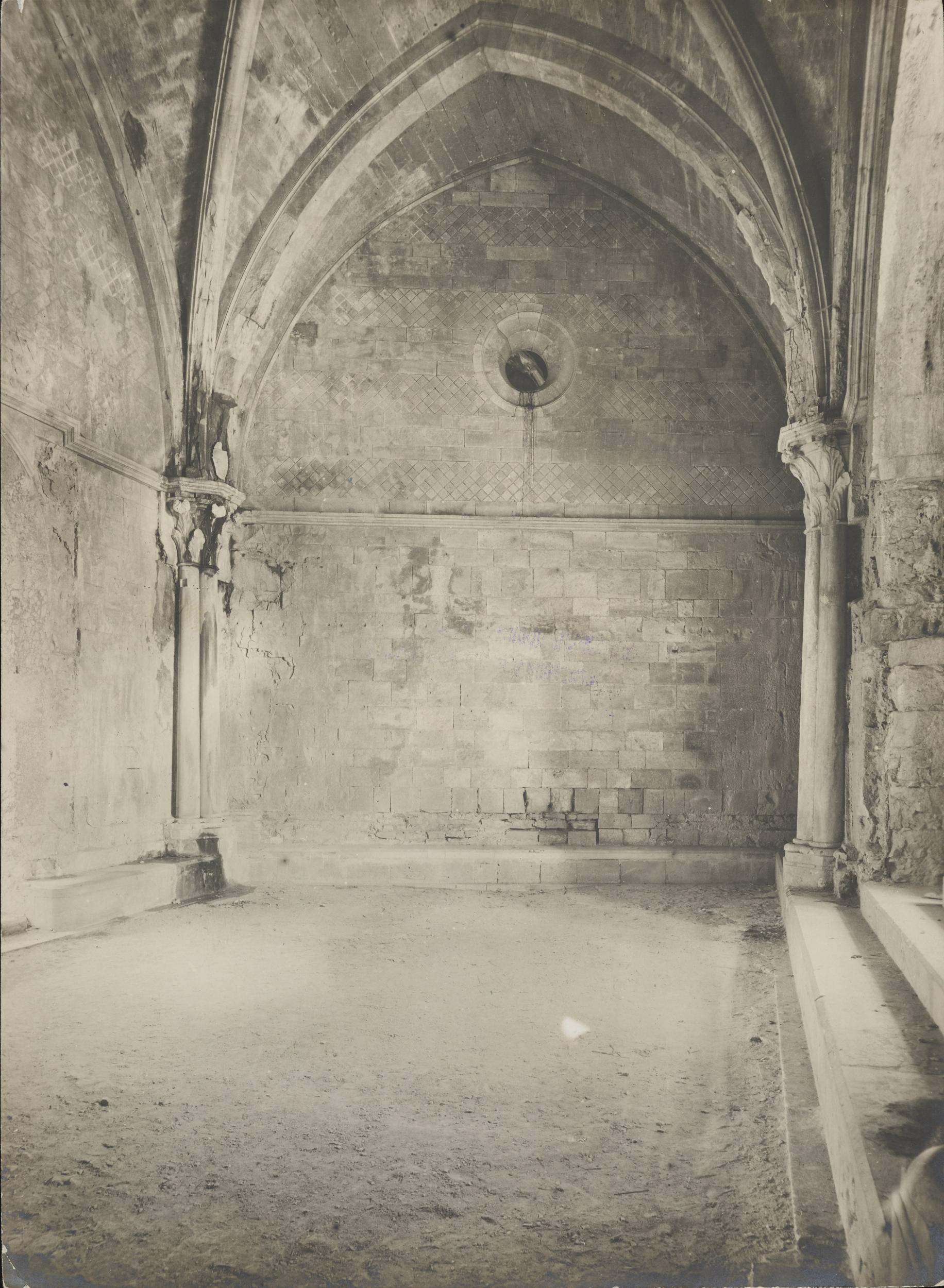 Fotografo non identificato, Andria, Castel del Monte - Sala, 1951-2000, albumina/carta, MPI6016730