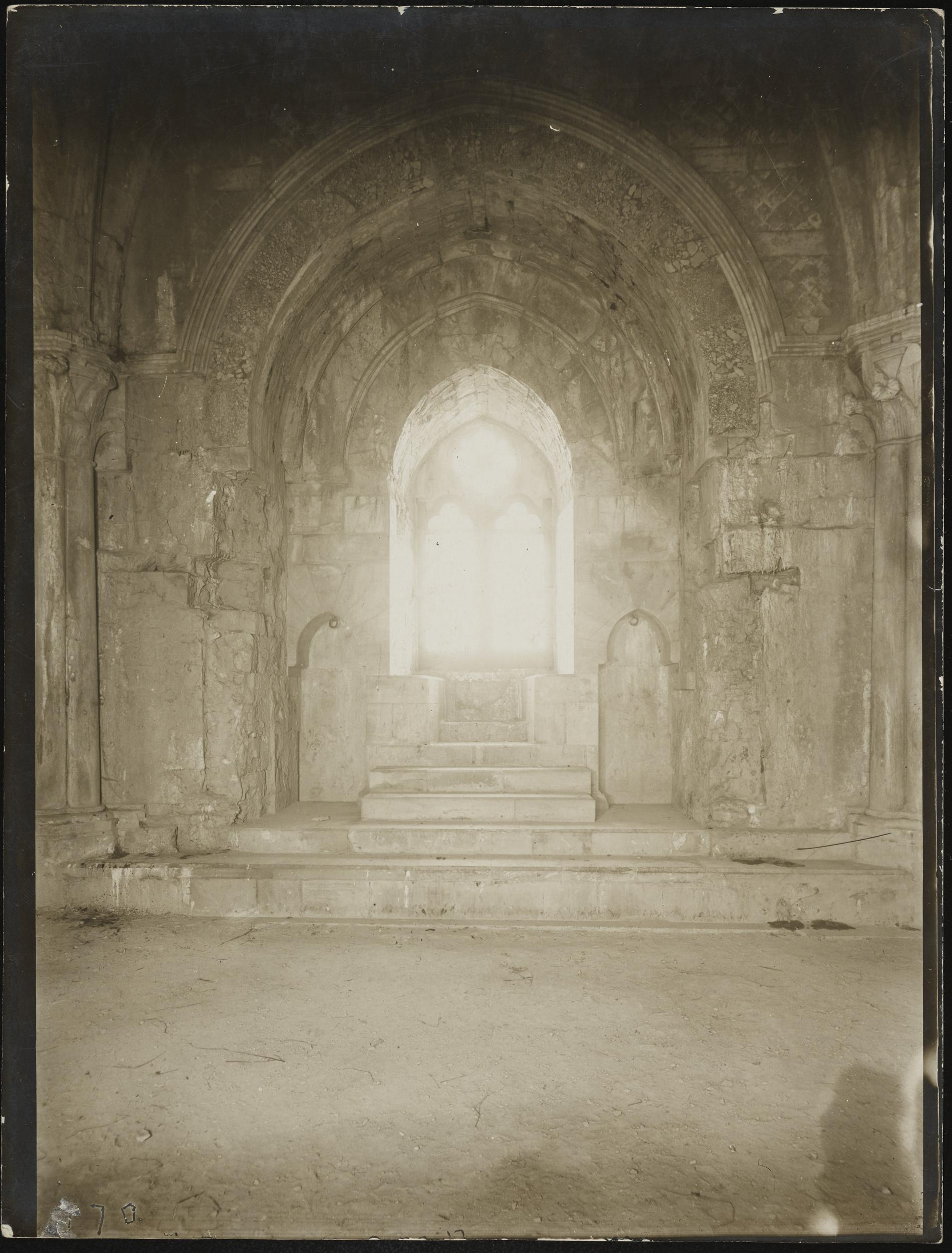 Fotografo non identificato, Andria, Castel del Monte - Sala del piano superiore, bifore, 1951-2000, gelatina ai sali d'argento/carta, MPI6016734