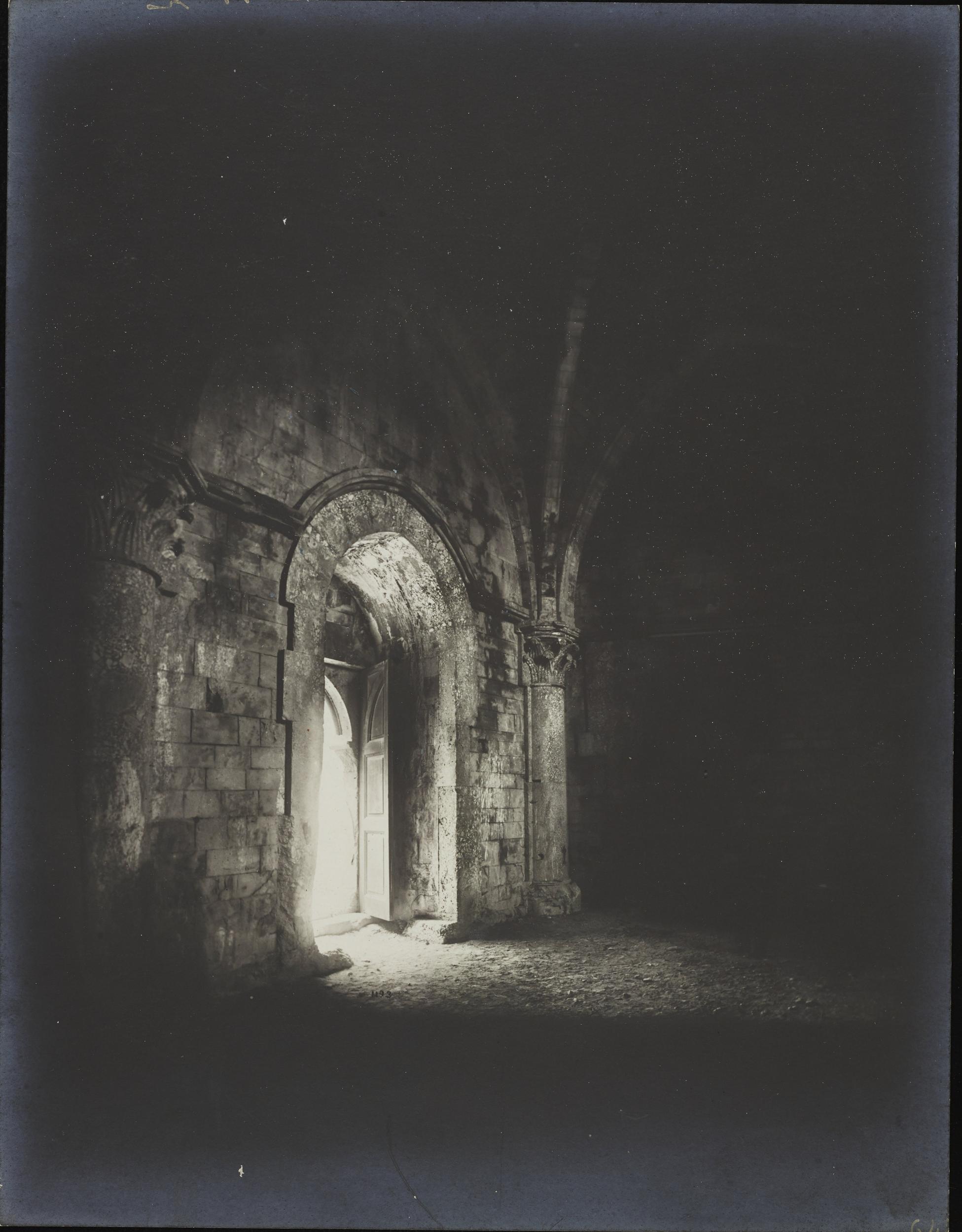 Fotografo non identificato, Andria, Castel del Monte - Sala, porta, 1951-2000, gelatina ai sali d'argento/carta, MPI6016735