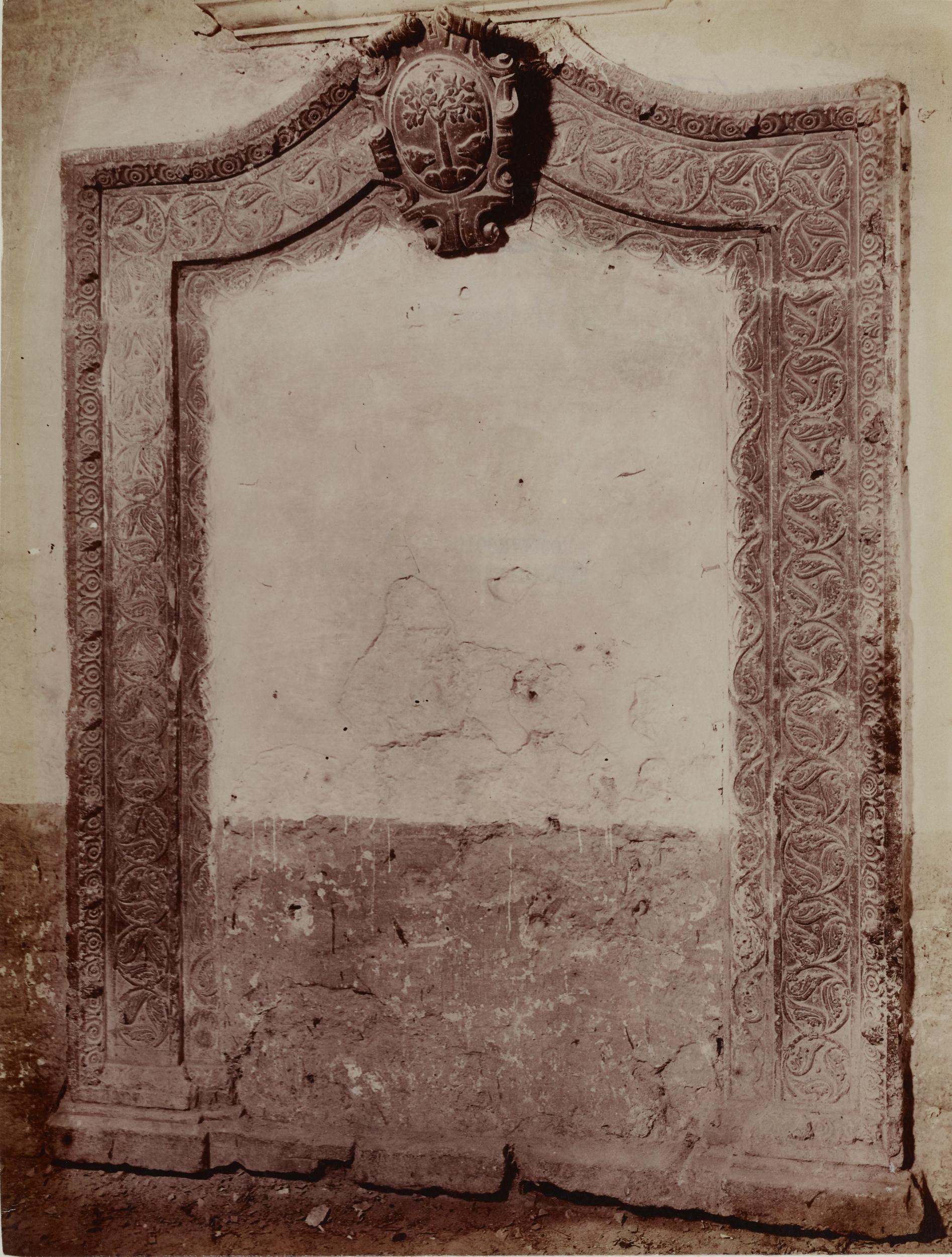 Fotografo non identificato, Andria - Basilica di S. Francesco, porta murata sotto il loggiato, 1904-1915, albumina/carta, MPI131876