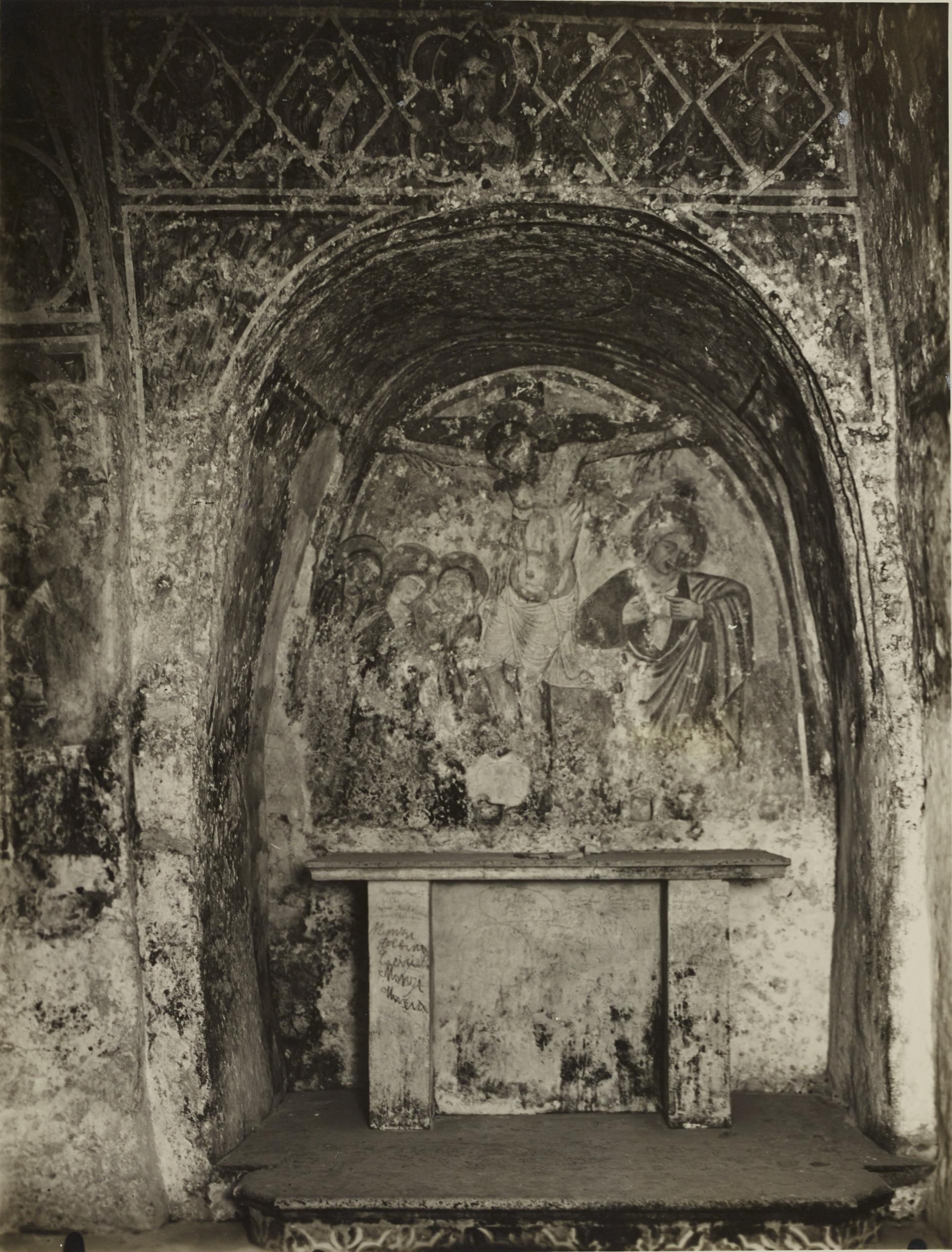 Fotografo non identificato, Andria - Chiesa di S. Croce, abside destra, crocifissione, 1926-1950, gelatina ai sali d'argento/carta, MPI131860
