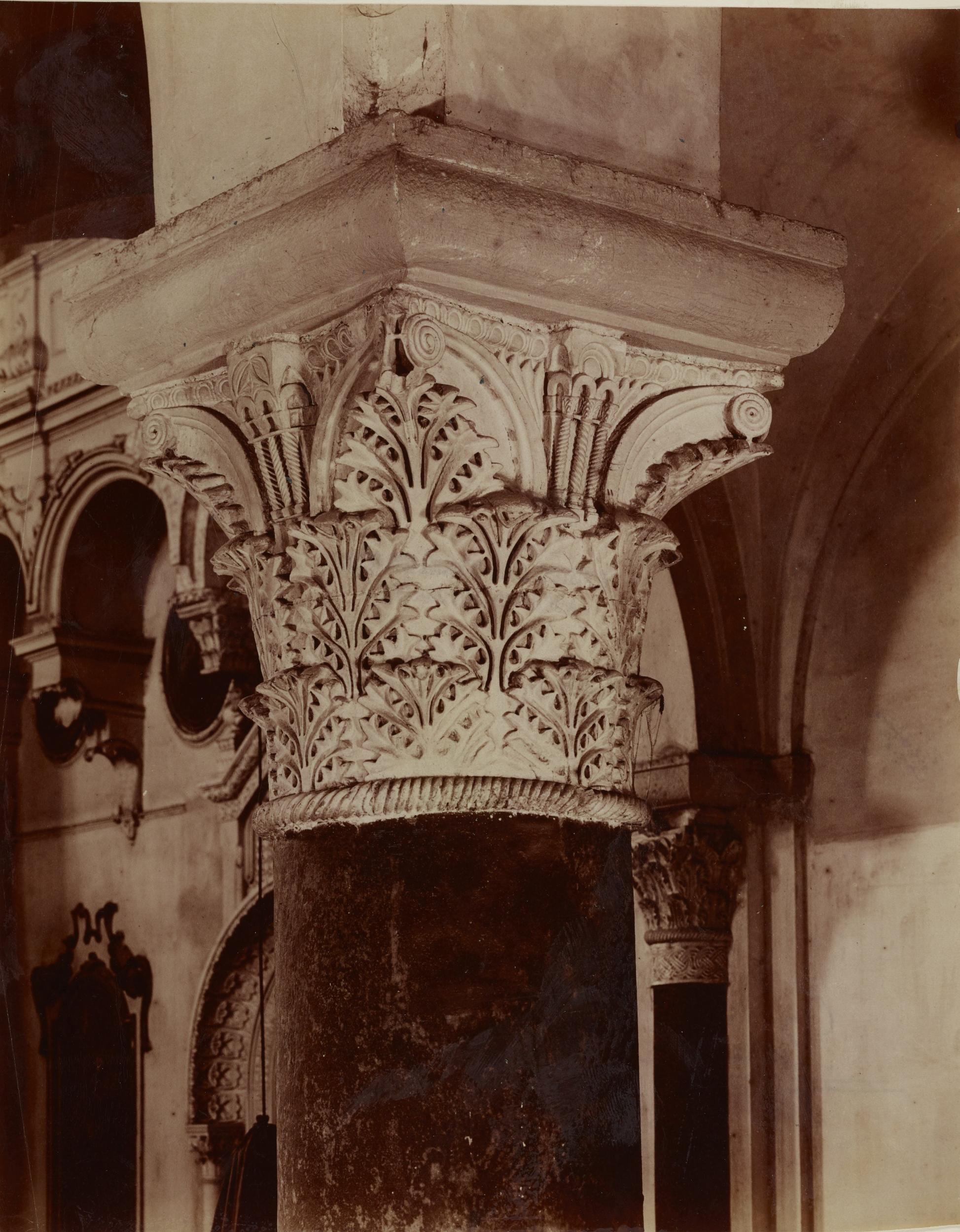 Fotografo non identificato, Bari - Basilica di S. Nicola, navata centrale, capitello a foglie di acanto spinoso, 1891-1910, albumina/carta, MPI136807