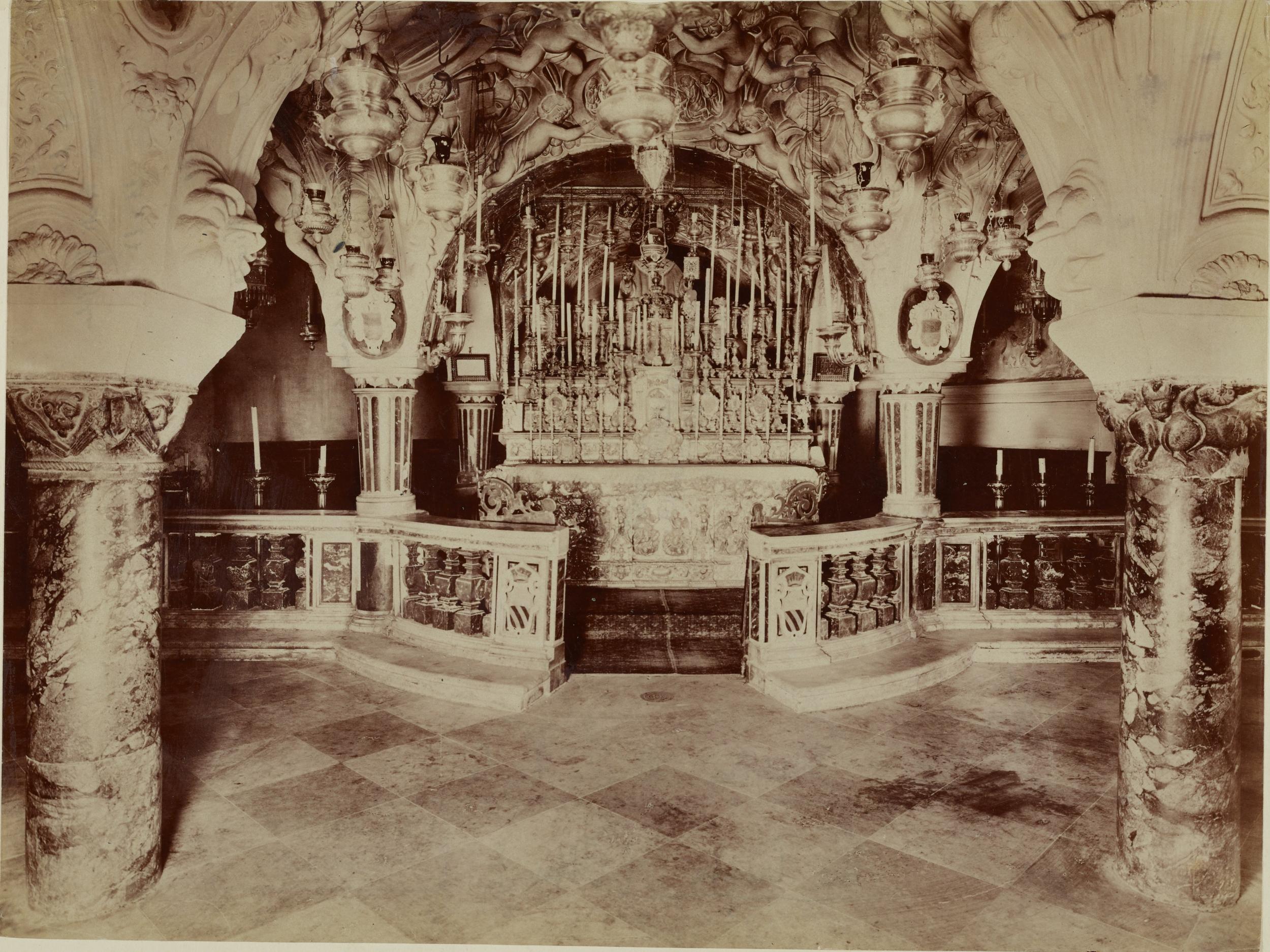 Fotografo non identificato, Bari - Basilica di S. Nicola, cripta, altare della cripta di S. Nicola, veduta d'insieme, 1891-1910, gelatina ai sali d'argento/carta, MPI136819