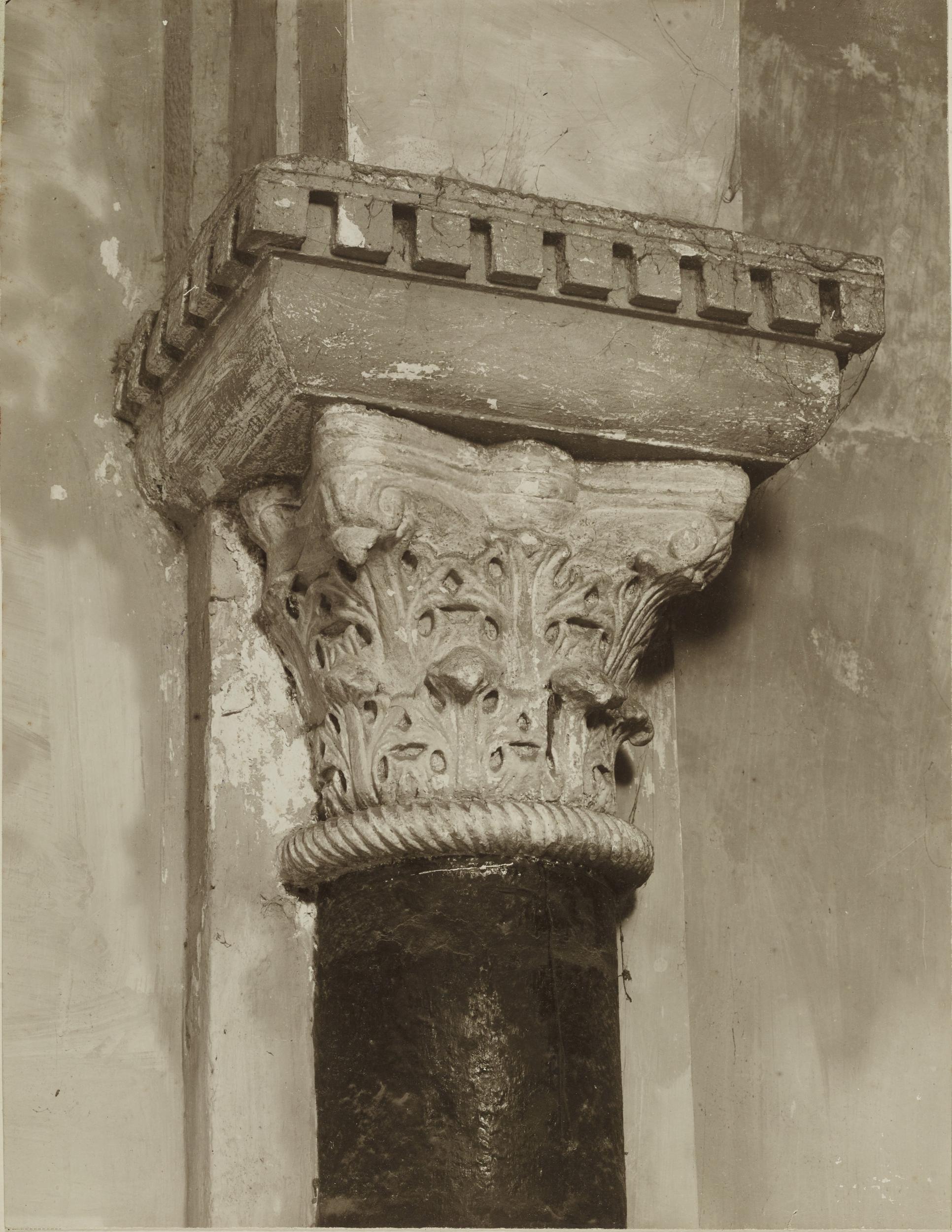 Fotografo non identificato, Bari - Basilica S. Nicola, capitello, 1901-1950, gelatina ai sali d'argento/carta, MPI6023088