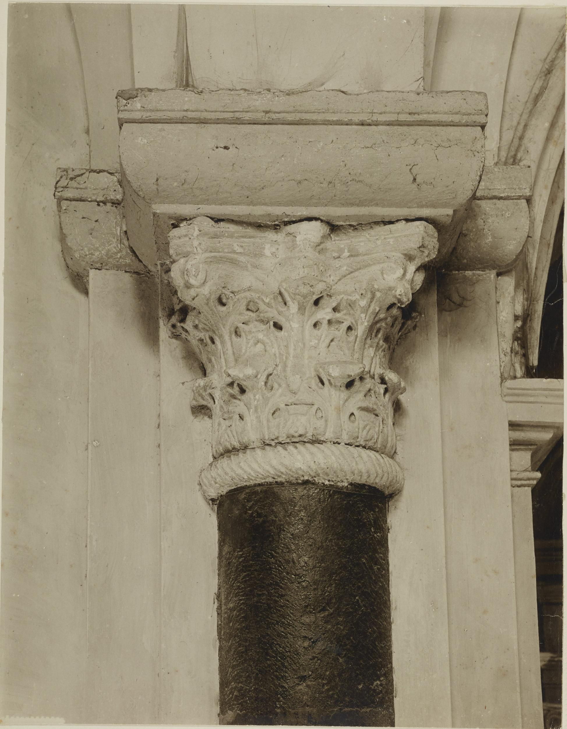 Fotografo non identificato, Bari - Basilica S. Nicola, capitello, 1901-1950, gelatina ai sali d'argento/carta, MPI6023089