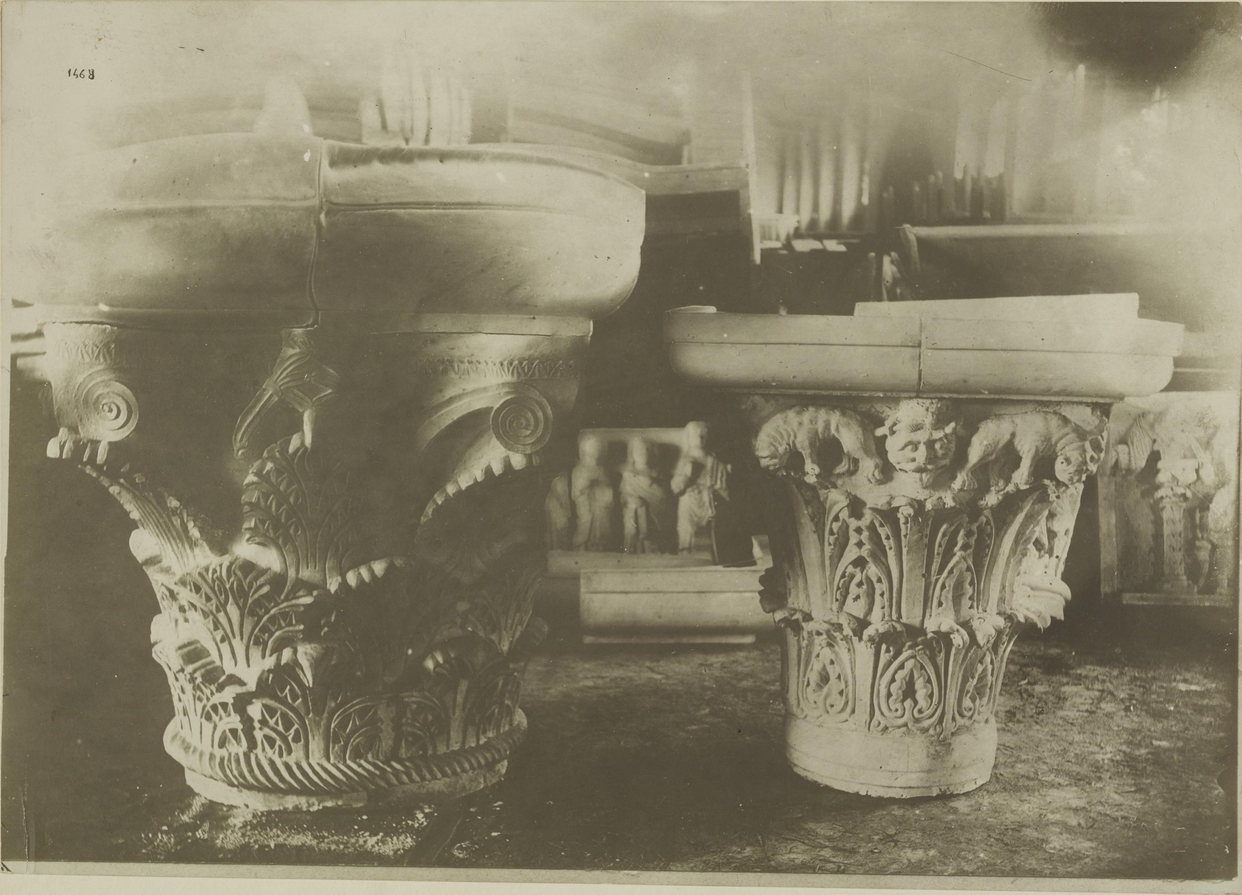Fotografo non identificato, Bari - Castello, gipsoteca, calchi di capitelli, 1926-1950, gelatina ai sali d'argento/carta, MPI325318