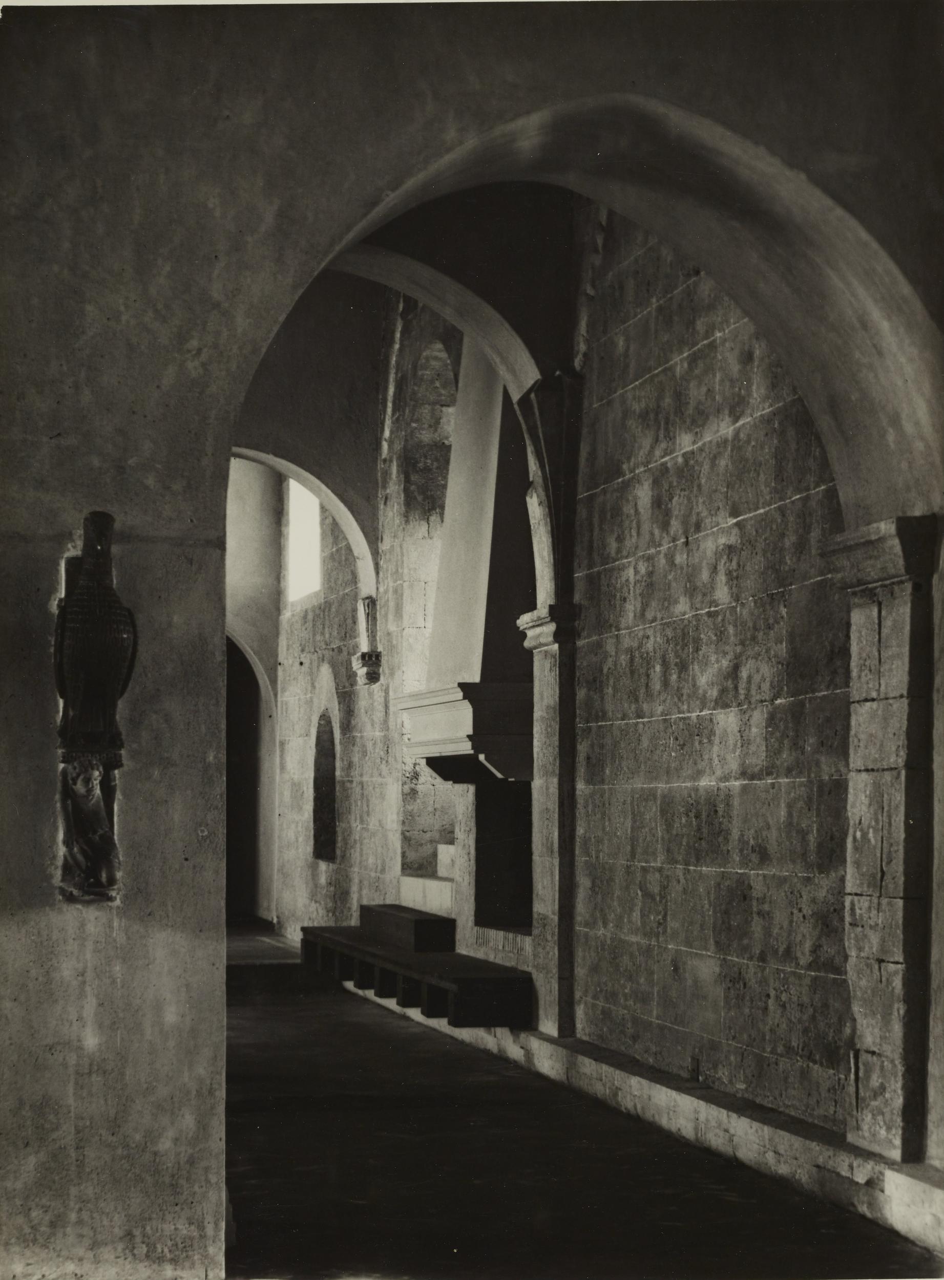 Fotografo non identificato, Bari - Castello Svevo, allestimento della mostra per la XI settimana dei musei, 1968, gelatina ai sali d'argento/carta, MPI6018853