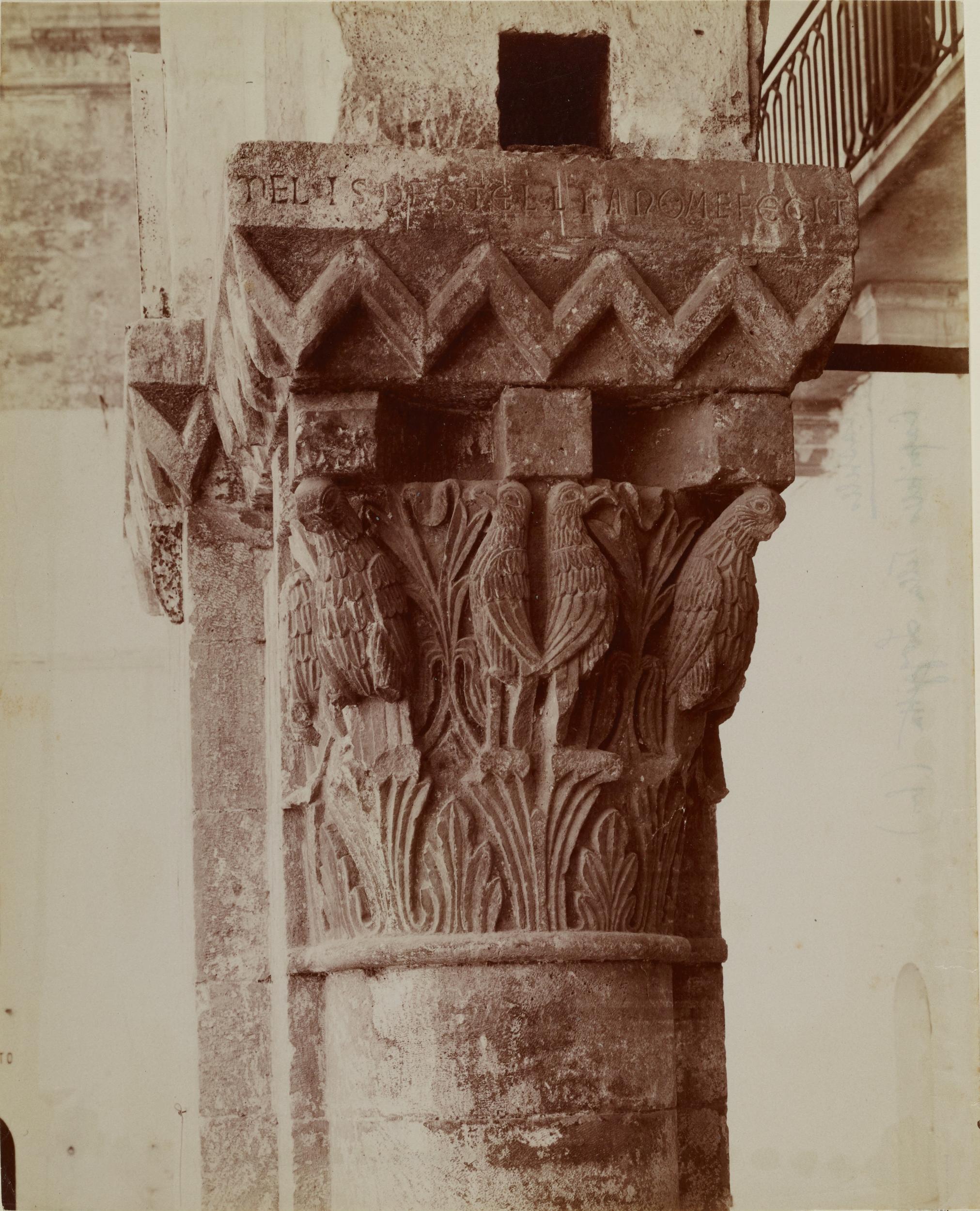 Fotografo non identificato, Bari - Castello Svevo, loggia cortile sud-est, capitello con pulvino, 1876-1900, gelatina ai sali d'argento/carta, MPI6023073A