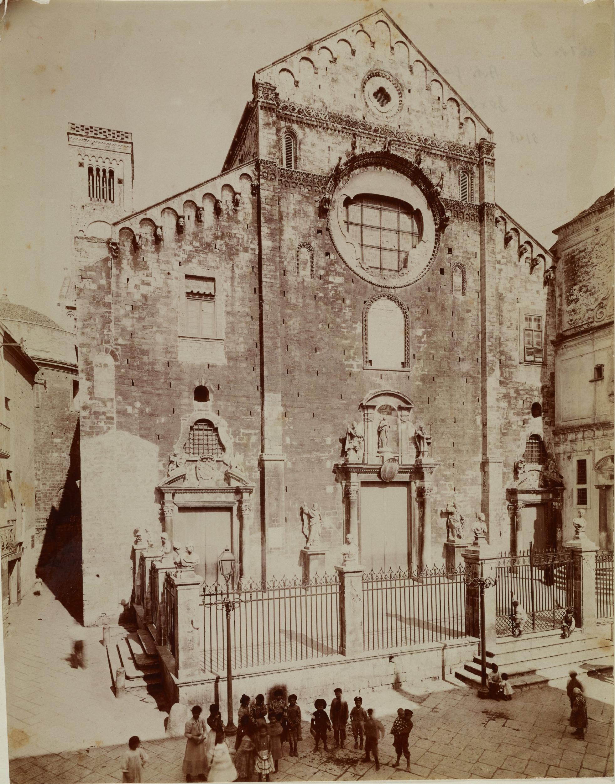 Fotografo non identificato, Bari - Cattedrale di S. Sabino, veduta d'insieme della facciata, 1931 ante, albumina/carta, MPI136590