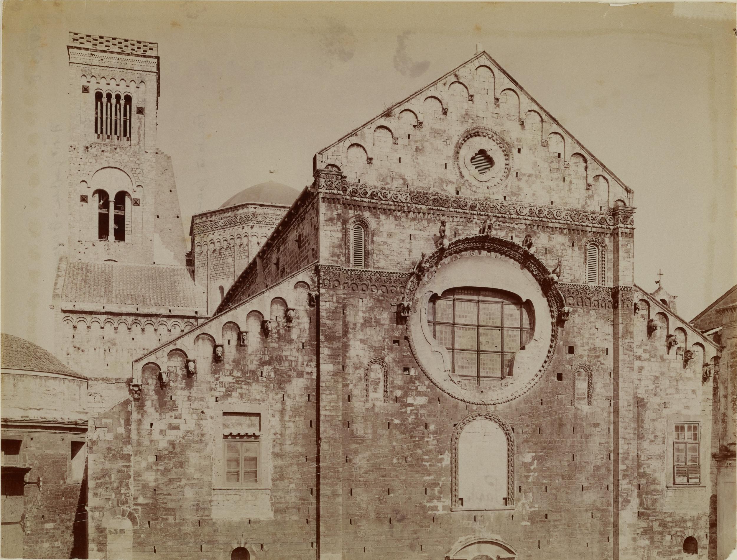 Fotografo non identificato, Bari - Cattedrale di S. Sabino, veduta d'insieme del campanile e della parte superiore della facciata, 1931 ante, albumina/carta, MPI136591