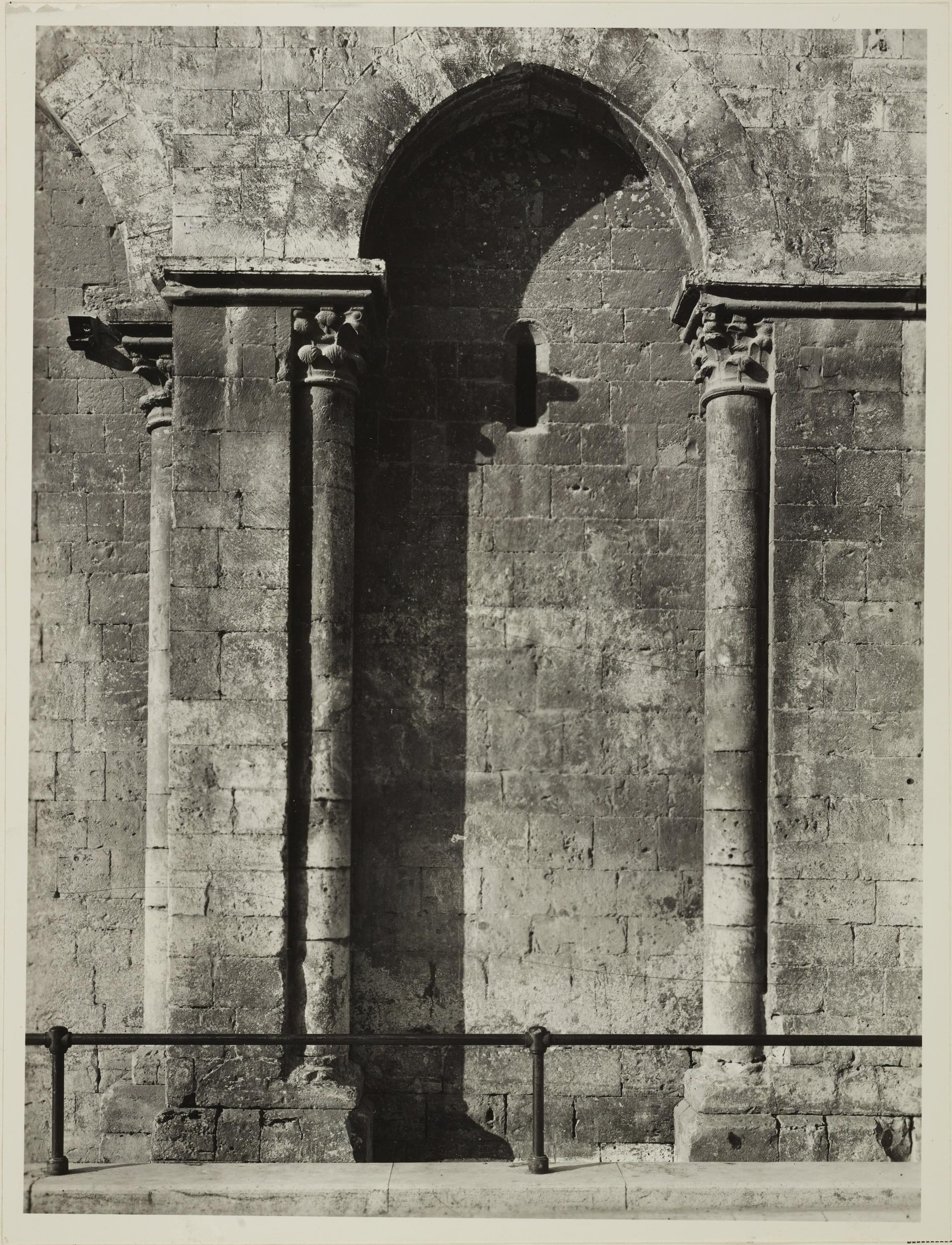 Fotografo non identificato, Barletta - Chiesa SS. Sepolcro, fianco sinistro, arcata, 1956–1957, gelatina ai sali d'argento/carta, MPI6023033