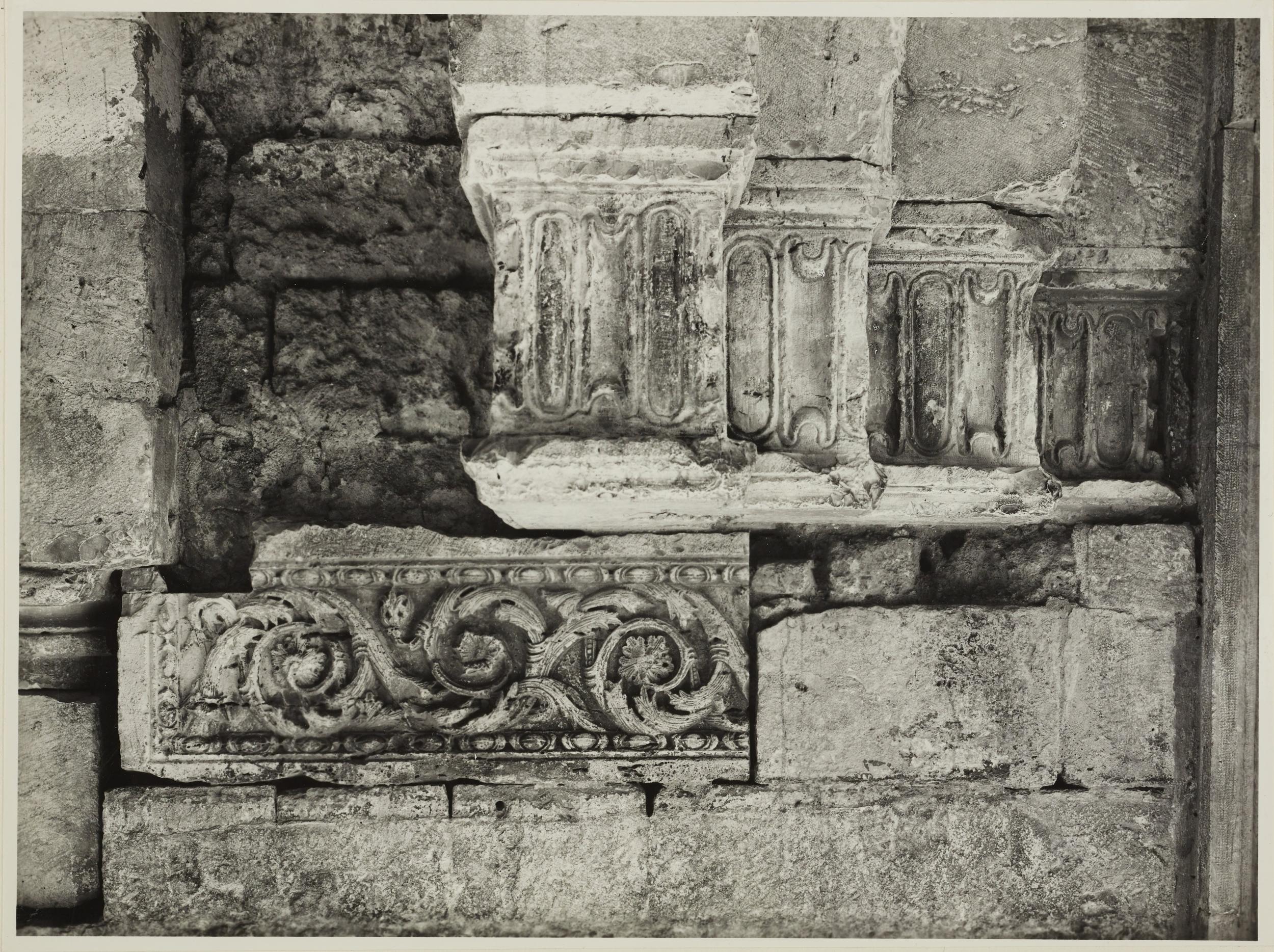 Fotografo non identificato, Barletta - Chiesa SS. Sepolcro, facciata, frammenti del portale originale, 1956–1957, gelatina ai sali d'argento/carta, MPI6023039