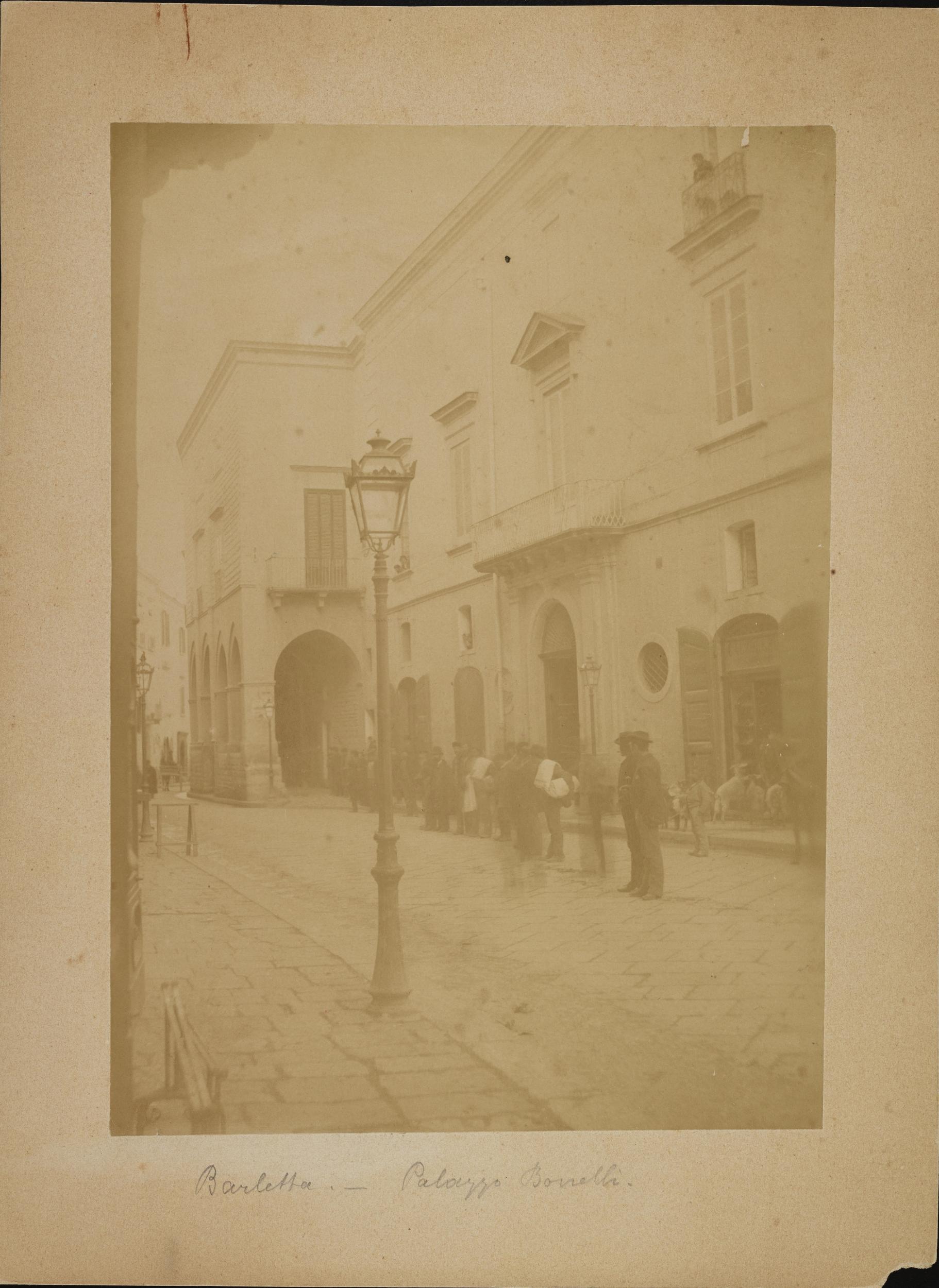 Fotografo non identificato, Barletta - Palazzo Bonelli, 1880 ca., albumina/carta, 17x23,8 cm, MPI312824