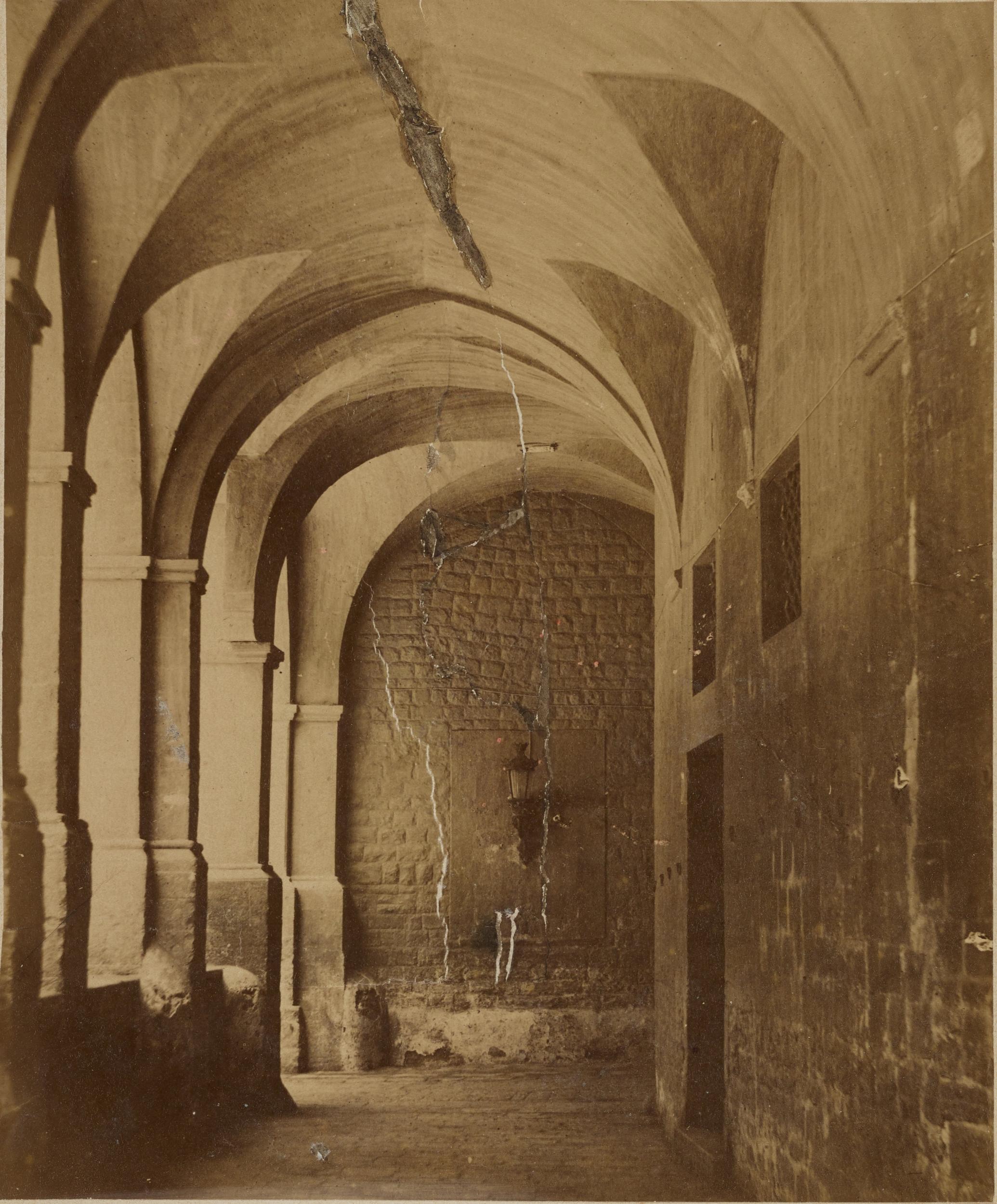Fotografo non identificato, Barletta - Palazzo Bonelli - Portico, 1880 ca., albumina/carta, 15,8x19,2 cm, MPI312829