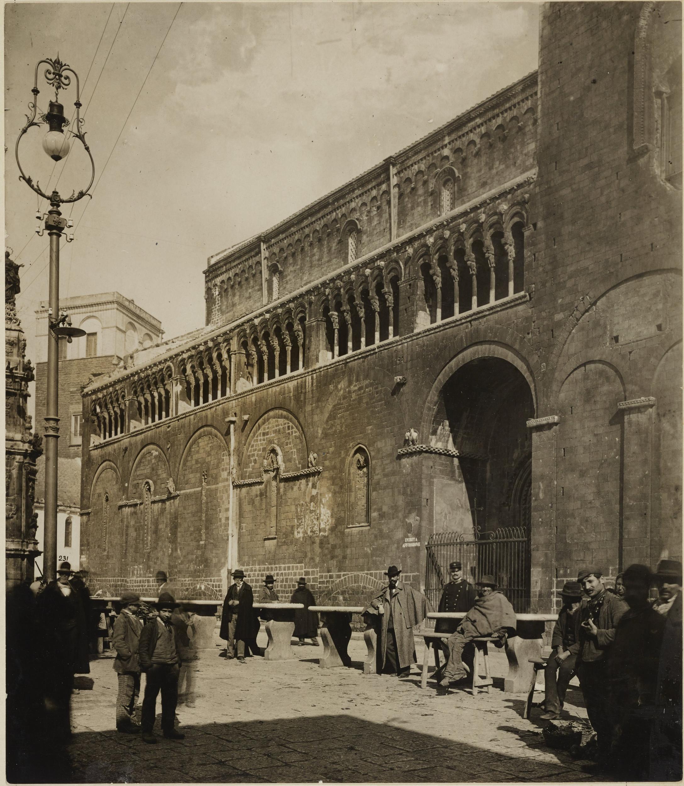 Fotografo non identificato, Bitonto - Cattedrale di S. Valentino, fianco destro, 1901-1925, gelatina ai sali d'argento/carta, MPI137818