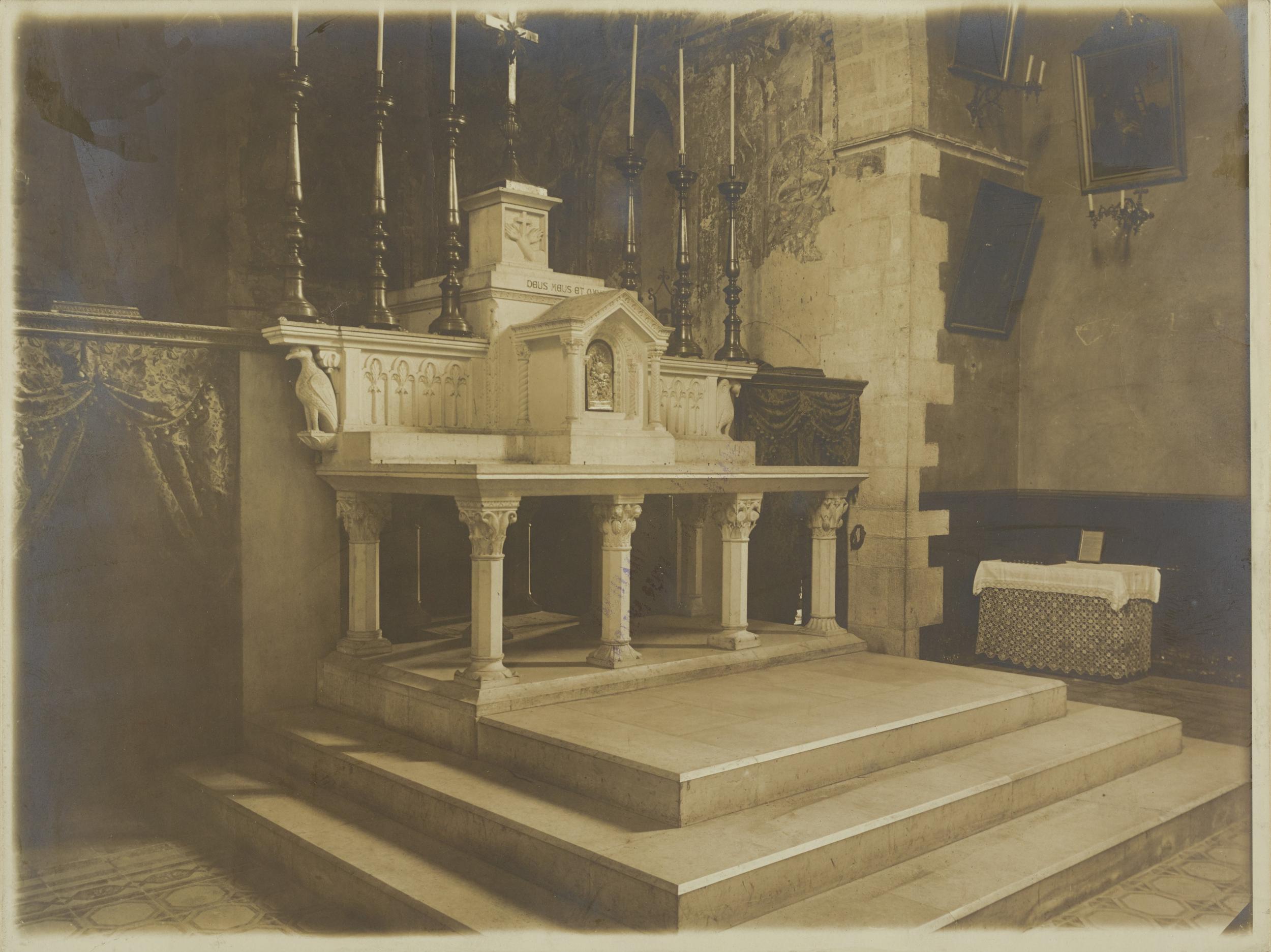 Fotografo non identificato, Bitonto - Chiesa di S. Leo, altare maggiore e dietro il coro, 1891-1900, gelatina ai sali d'argento/carta, MPI137901