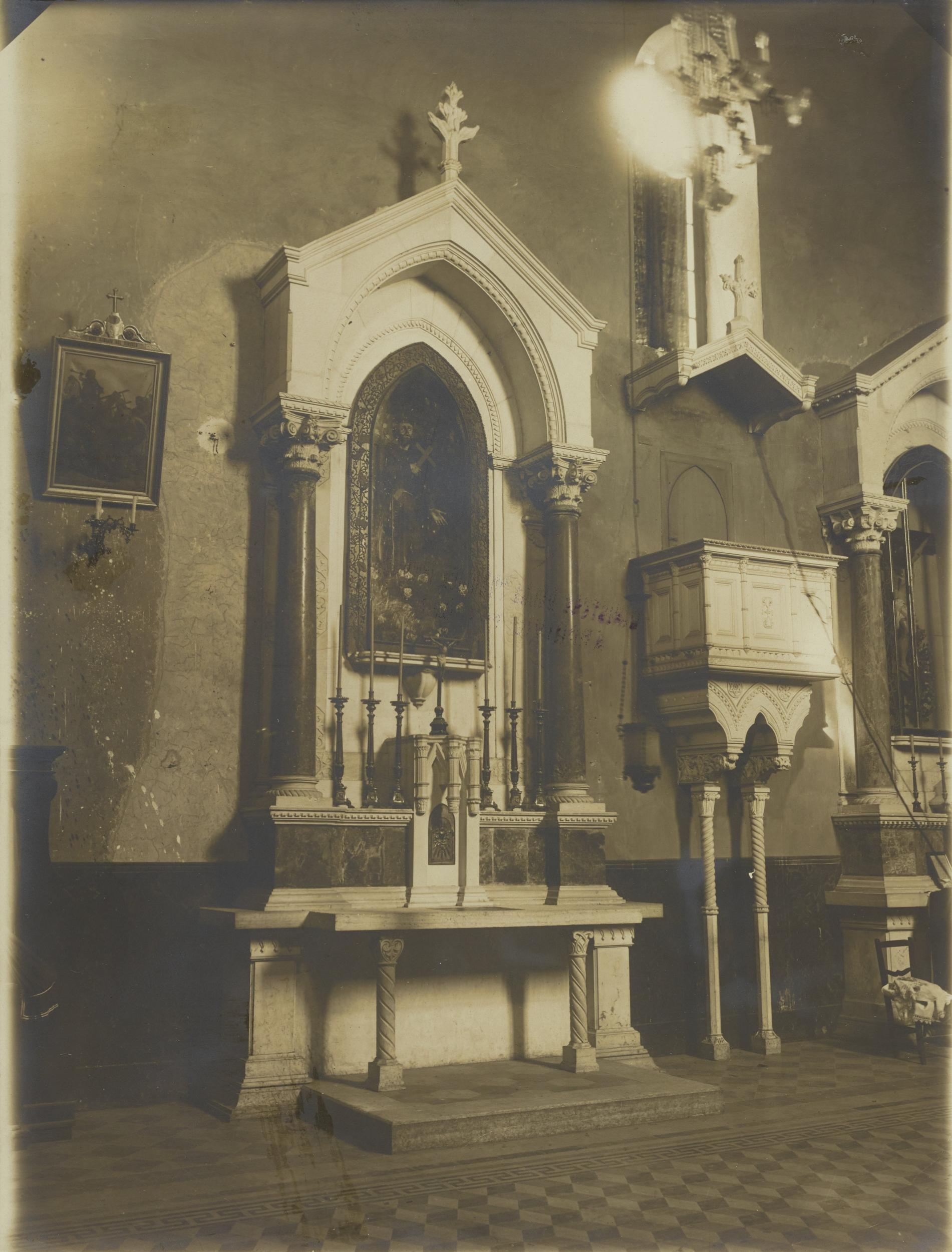 Fotografo non identificato, Bitonto - Chiesa di S. Leo, altare laterale e pulpito, 1894 post, gelatina ai sali d'argento/carta, MPI137905
