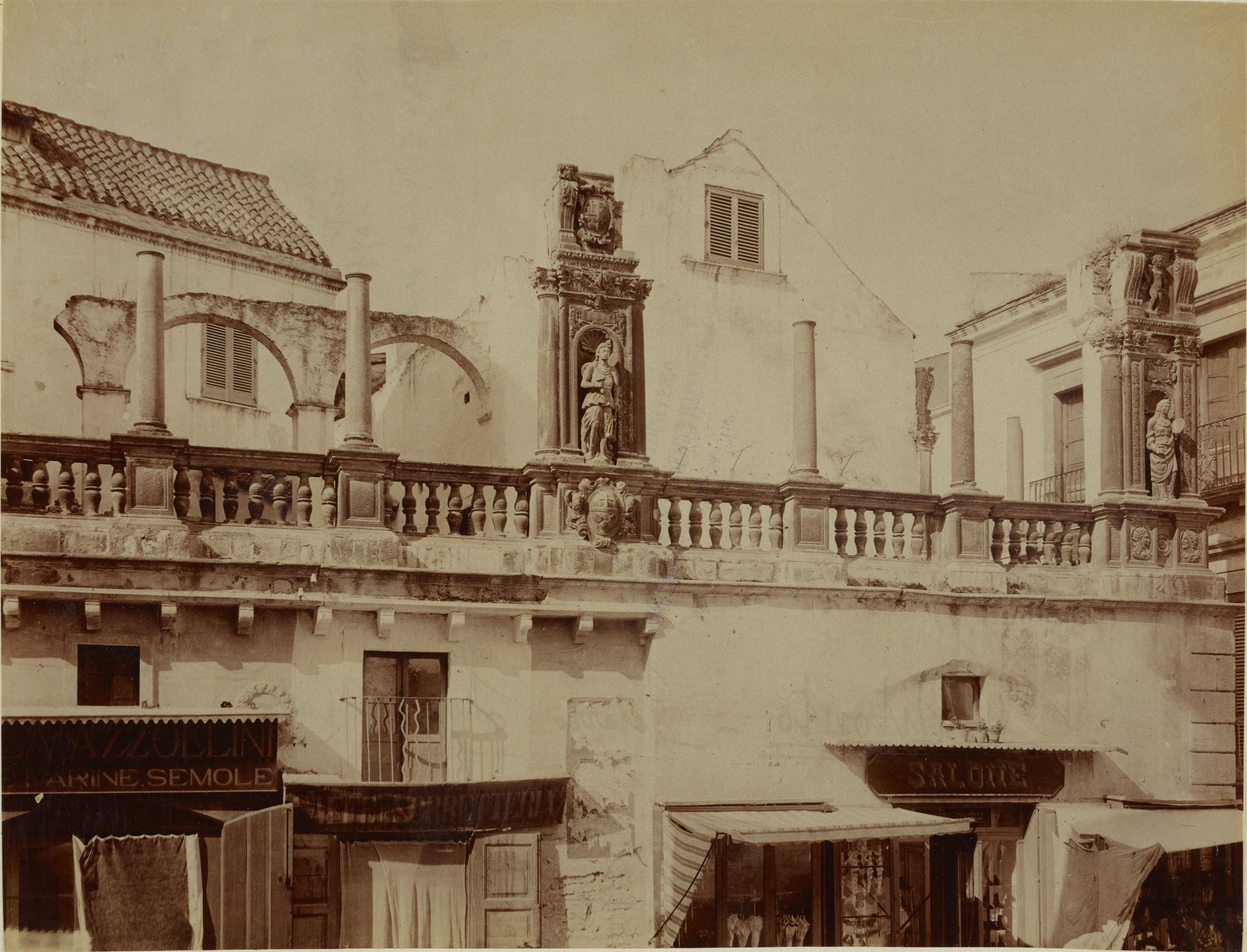 Fotografo non identificato, Bitonto - Palazzo Sylos-Calo', resti di loggia a colonne e pilastri con statue, 1891-1910, albumina/carta, MPI137913