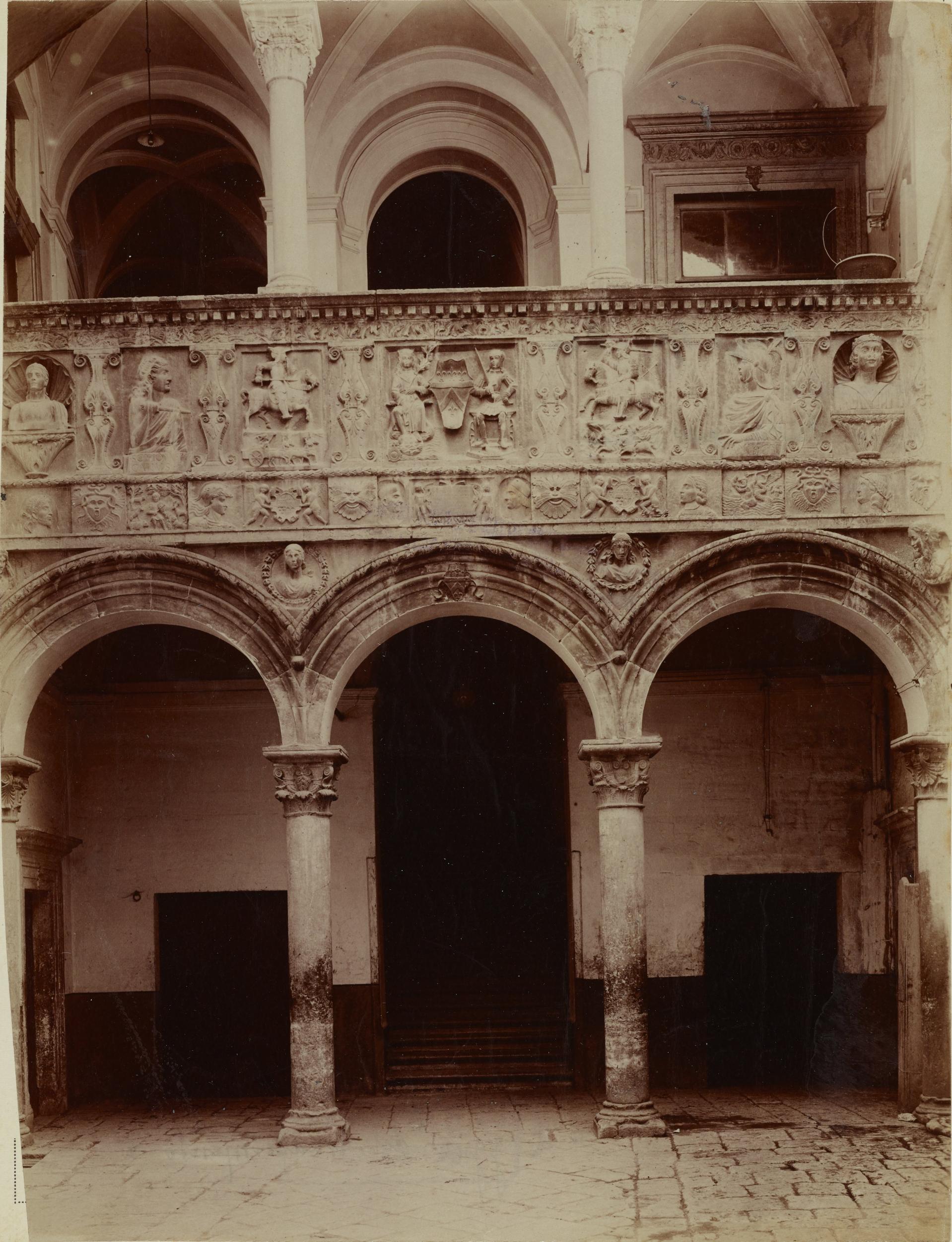Fotografo non identificato, Bitonto - Palazzo Sylos-Labini, cortile, loggia a colonne con bassorilievi, 1891-1910, albumina/carta, MPI137915