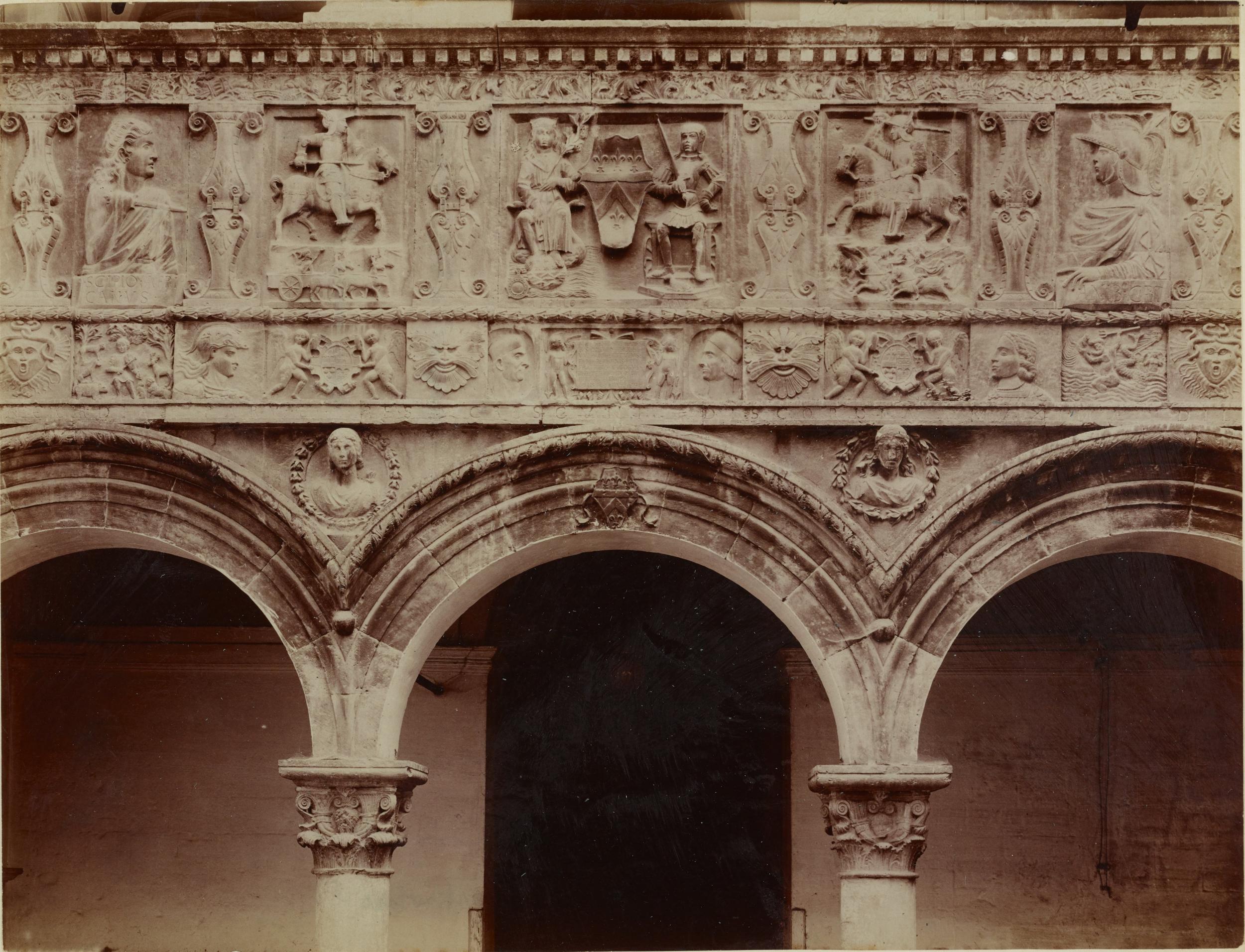 Fotografo non identificato, Bitonto - Palazzo Sylos-Labini, cortile, loggia a colonne con bassorilievi, 1891-1910, albumina/carta, MPI137916