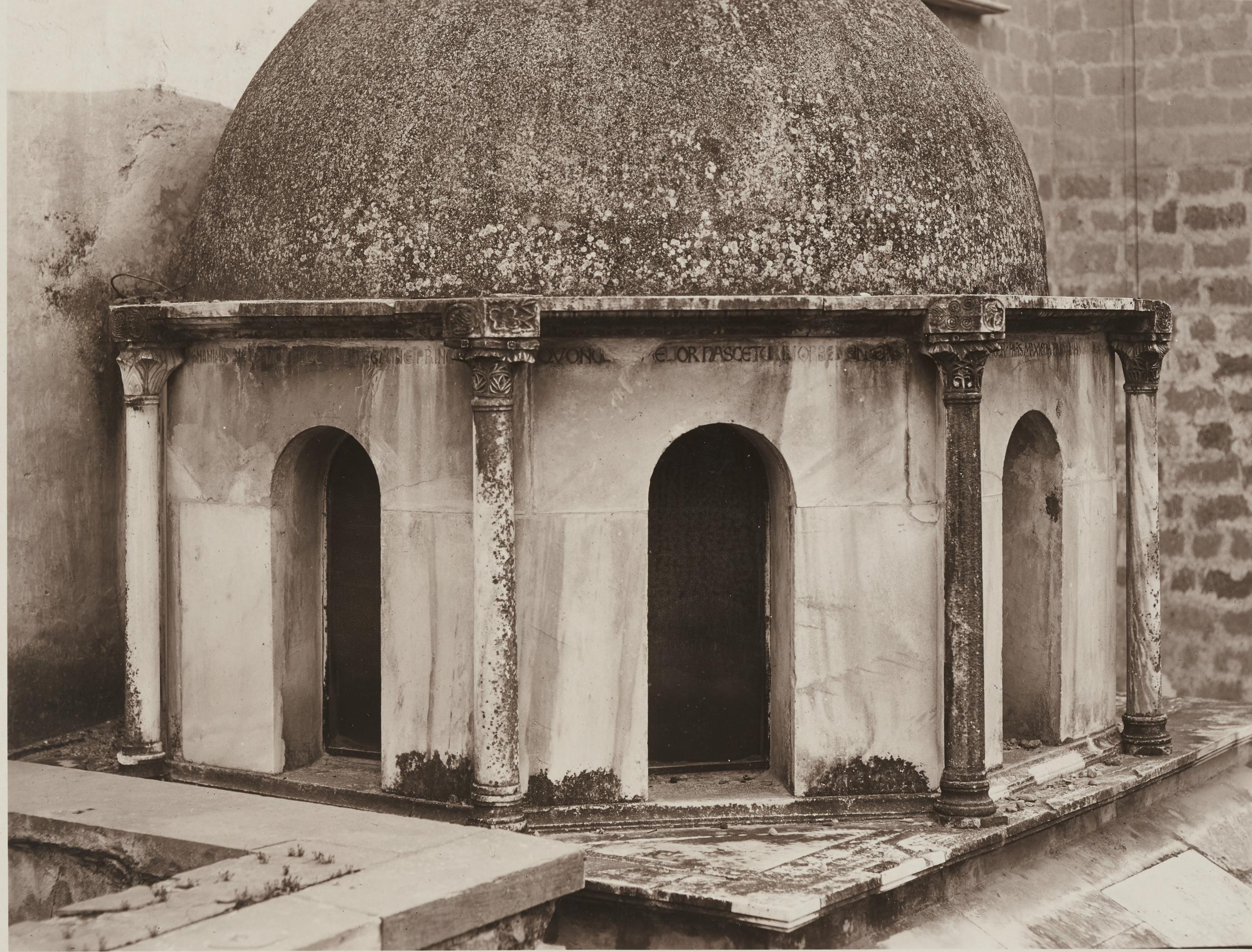 Antonio Ceccato, Canosa di Puglia - Cattedrale San Sabino, esterno, tomba di Boemondo, 1926-1950, gelatina ai sali d'argento/carta, 16,3x21,3 cm, MPI309696