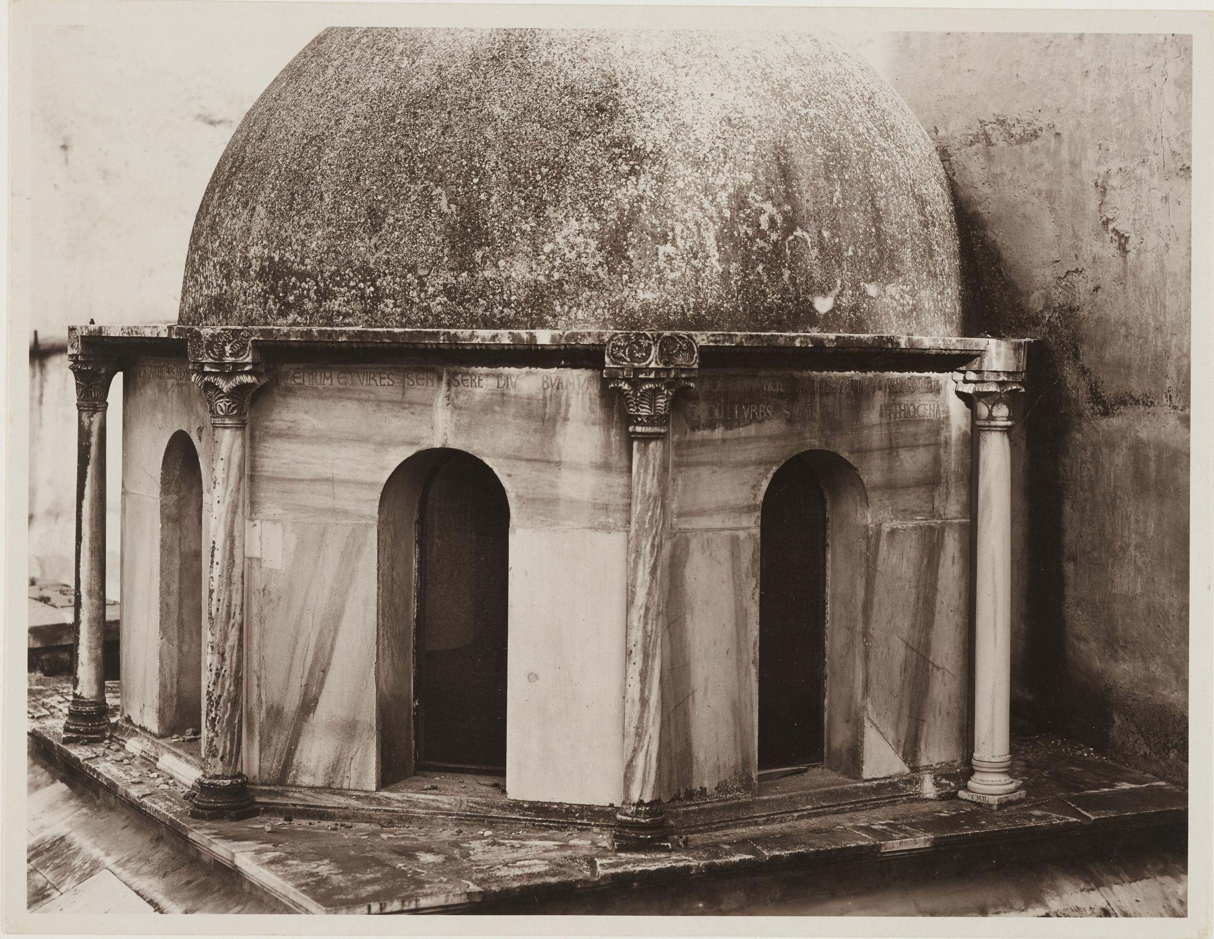 Antonio Ceccato, Canosa di Puglia - Cattedrale San Sabino, esterno, tomba di Boemondo, dopo il restauro, 1926-1950, gelatina ai sali d'argento/carta, 16,5x21,3 cm, MPI309697