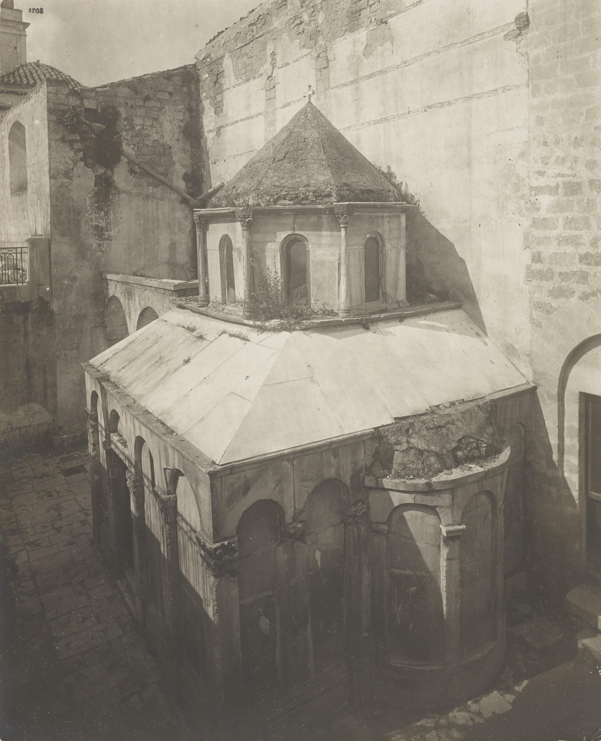 Fotografo non identificato, Canosa di Puglia - Cattedrale San Sabino, esterno, tomba di Boemondo, 1926-1950, gelatina ai sali d'argento/carta, MPI309699