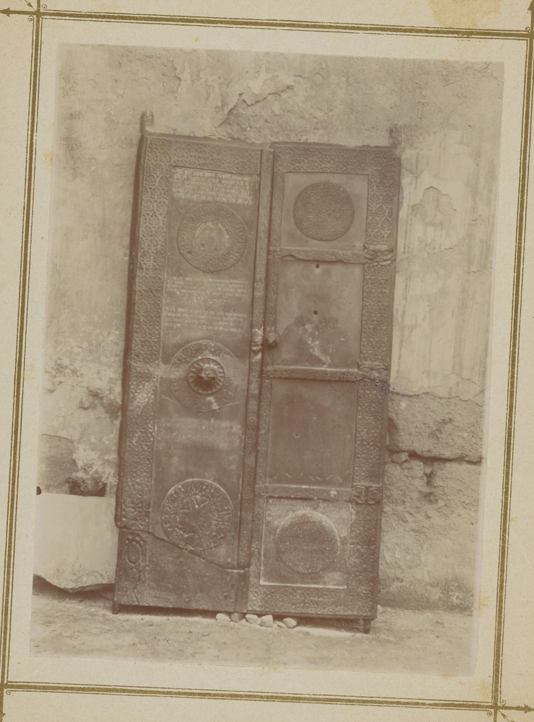 Fotografo non identificato, Canosa di Puglia - Cattedrale San Sabino, transetto, porta in bronzo, 1876-1900, albumina/carta, MPI309700