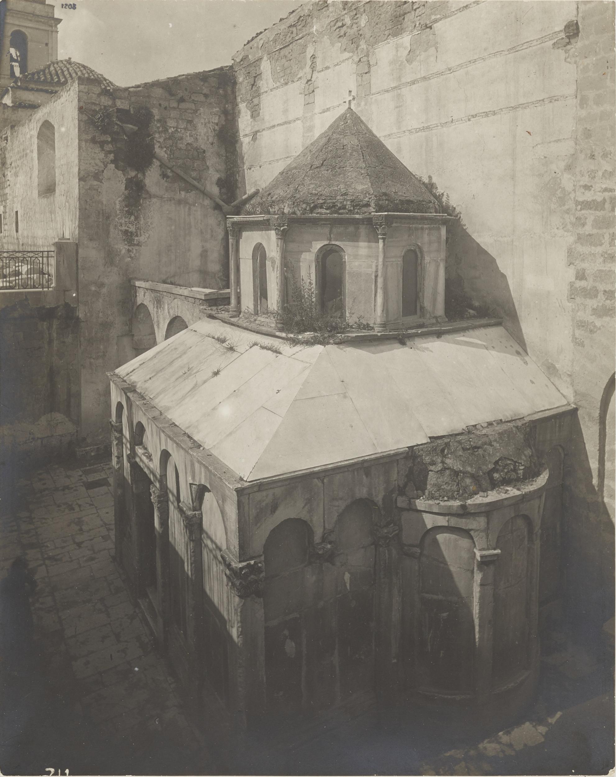 Fotografo non identificato, Canosa di Puglia - Cattedrale San Sabino, esterno, tomba di Boemondo, prima del restauro, 1926-1950, 16,5x12 cm, MPI309701